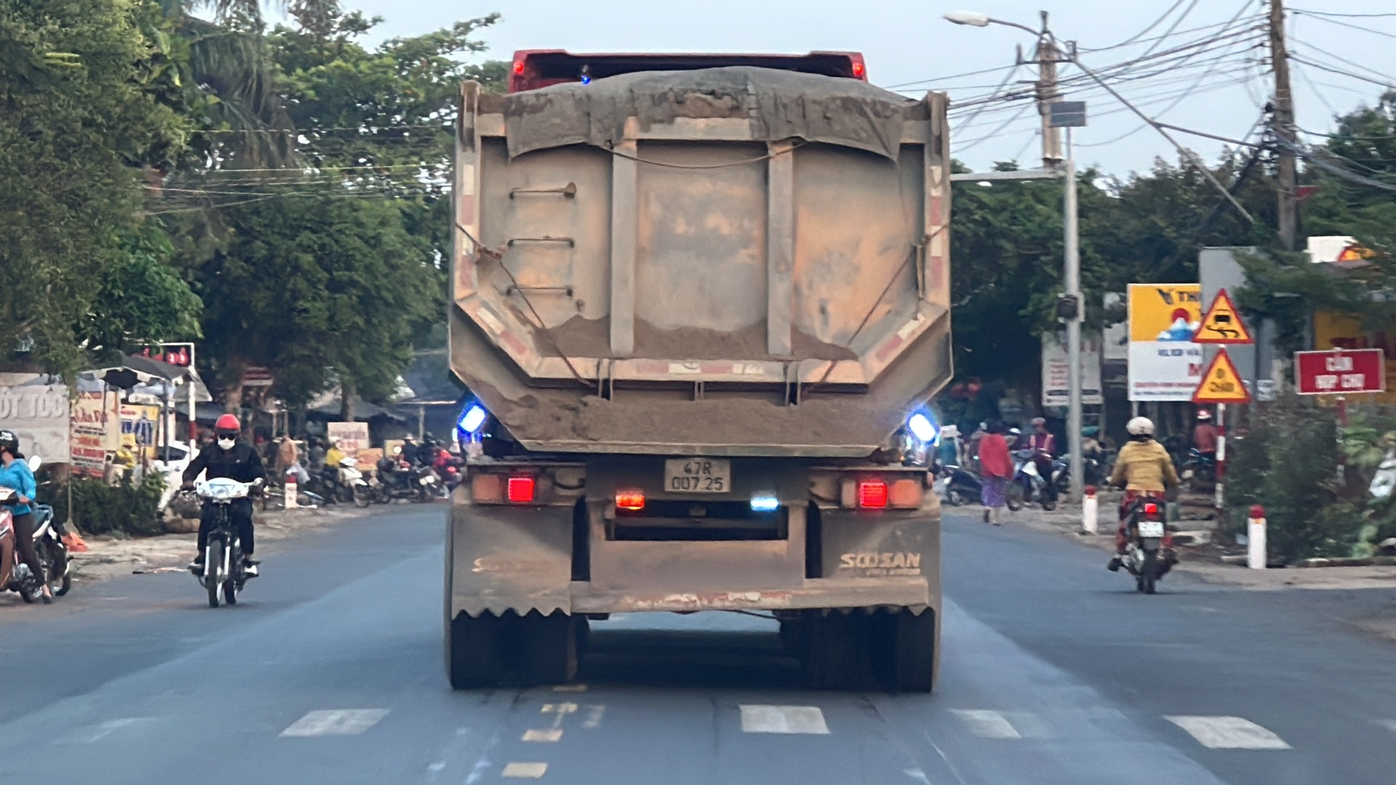 CSGT Đắk Lắk xử lý xe chở cát quá tải, quá khổ trên QL27 sau phản ánh của Tạp chí GTVT- Ảnh 2.