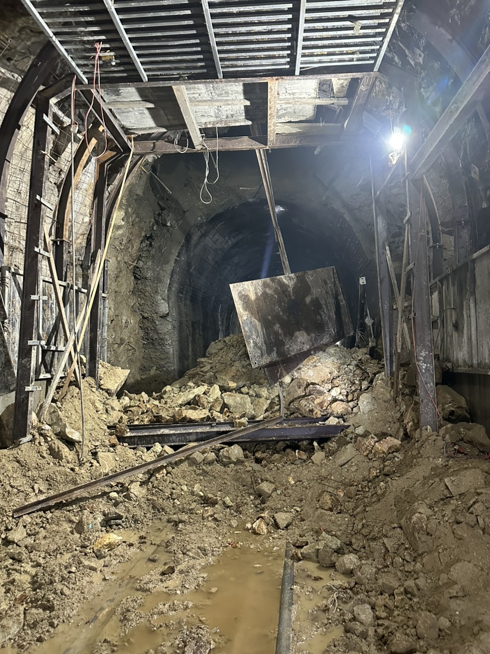 Đất đá tiếp tục đổ xuống hầm Bãi Gió, chưa thể thông tàu Thống Nhất- Ảnh 1.