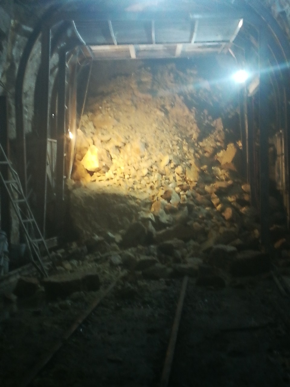 Đất đá tiếp tục đổ xuống hầm Bãi Gió, chưa thể thông tàu Thống Nhất- Ảnh 2.