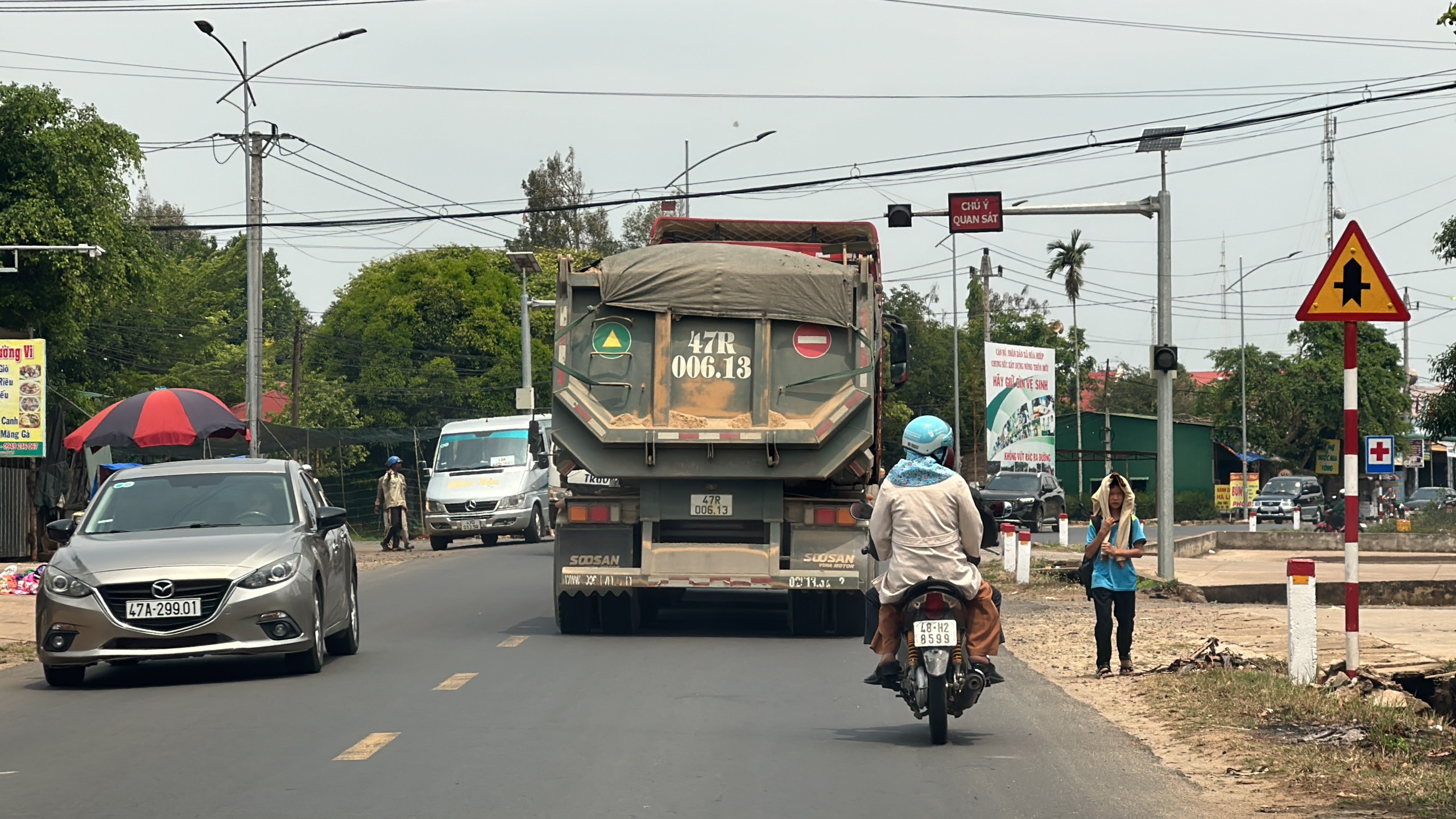 Sở GTVT tỉnh Đắk Lắk tăng cường kiểm tra xe chở cát tại mỏ vật liệu, đầu mối bốc xếp hàng hóa- Ảnh 2. Sở GTVT tỉnh Đắk Lắk tăng cường kiểm tra xe chở cát tại mỏ vật liệu, đầu mối bốc xếp hàng hóa- Ảnh 2.