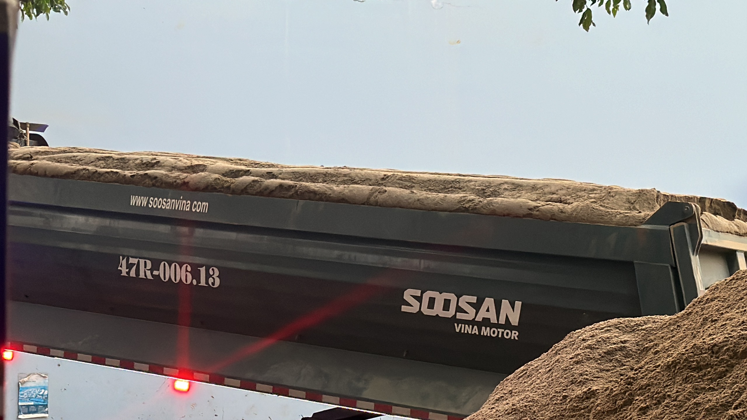 Sở GTVT tỉnh Đắk Lắk tăng cường kiểm tra xe chở cát tại mỏ vật liệu, đầu mối bốc xếp hàng hóa- Ảnh 3. Sở GTVT tỉnh Đắk Lắk tăng cường kiểm tra xe chở cát tại mỏ vật liệu, đầu mối bốc xếp hàng hóa- Ảnh 3.