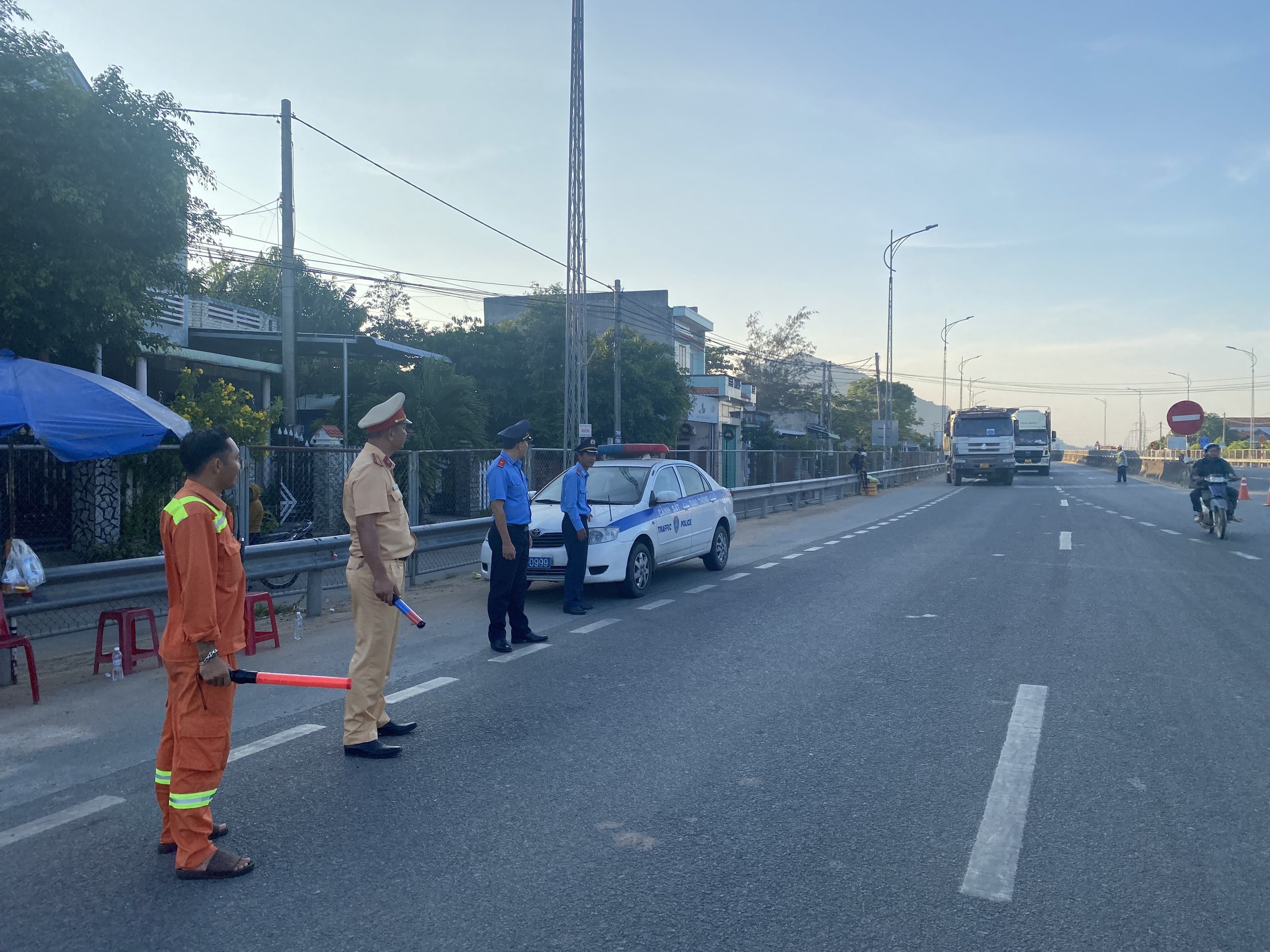 Sạt lở hầm đường sắt Bãi Gió: Xuất hiện hố sụt lộ thiên trên sườn núi Đèo Cả- Ảnh 2.