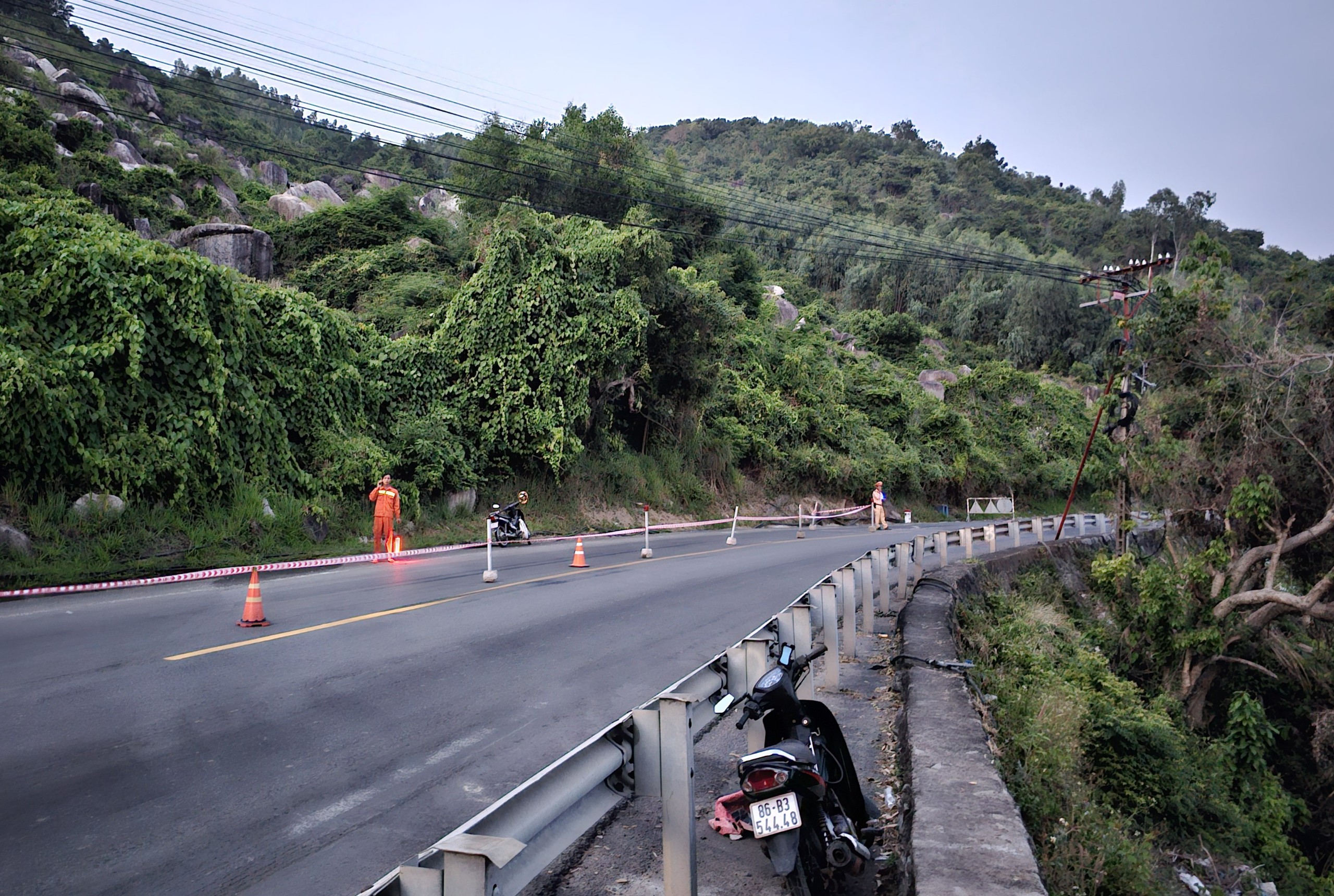 Sạt lở hầm đường sắt Bãi Gió: Xuất hiện hố sụt lộ thiên trên sườn núi Đèo Cả- Ảnh 4.