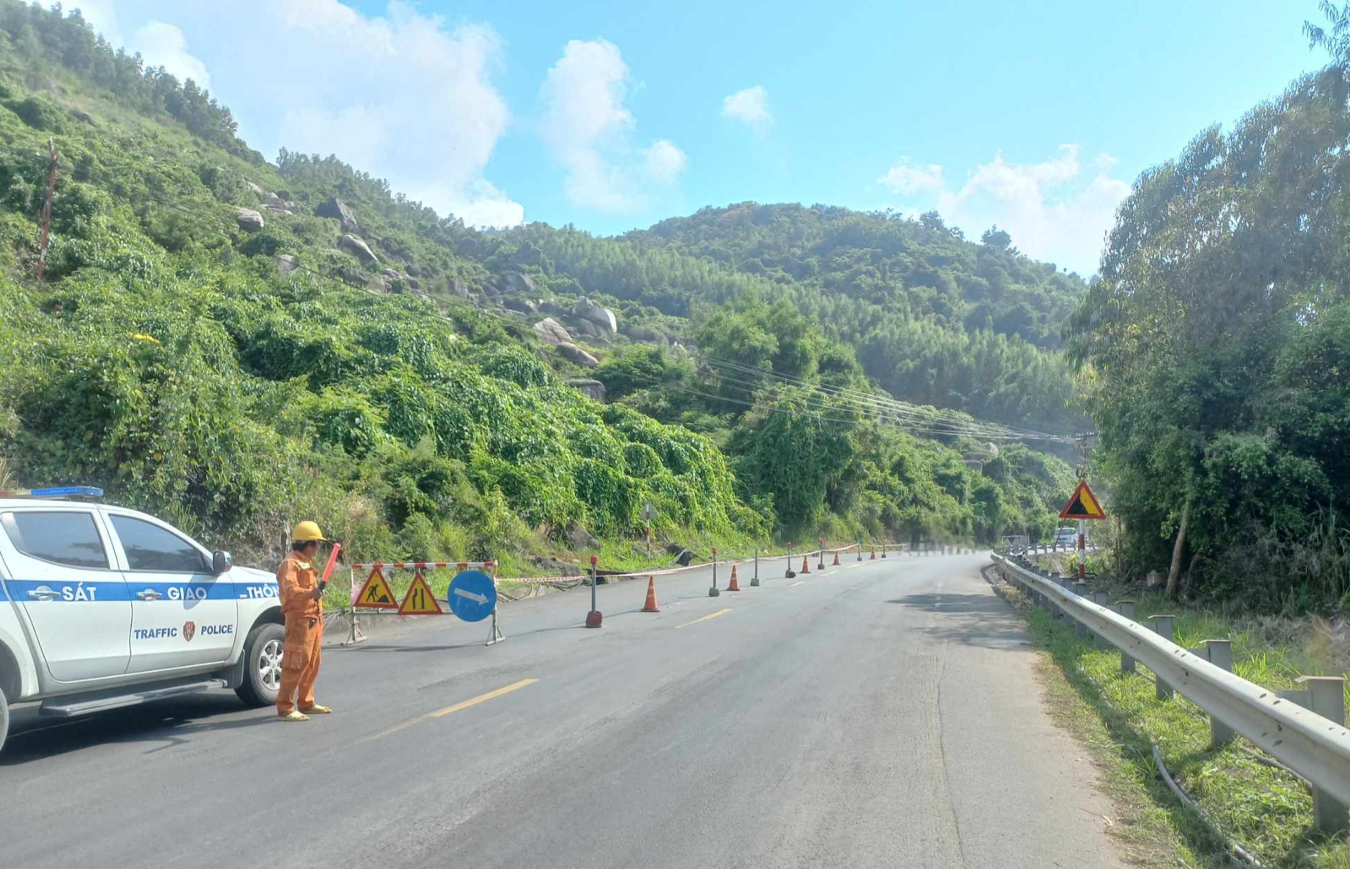 Sạt lở hầm đường sắt Bãi Gió: Xuất hiện hố sụt lộ thiên trên sườn núi Đèo Cả- Ảnh 3.