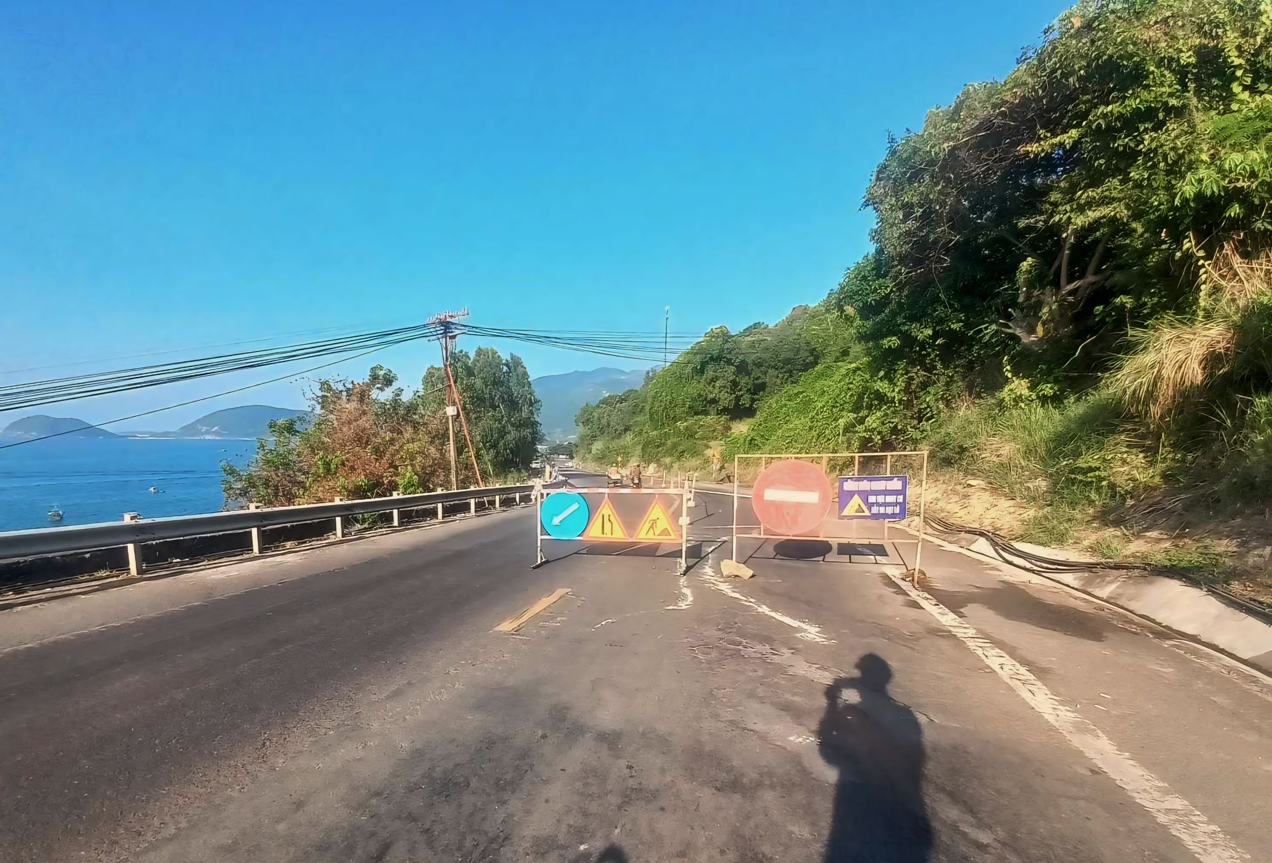 Sạt lở hầm đường sắt Bãi Gió: Xuất hiện hố sụt lộ thiên trên sườn núi Đèo Cả- Ảnh 5.