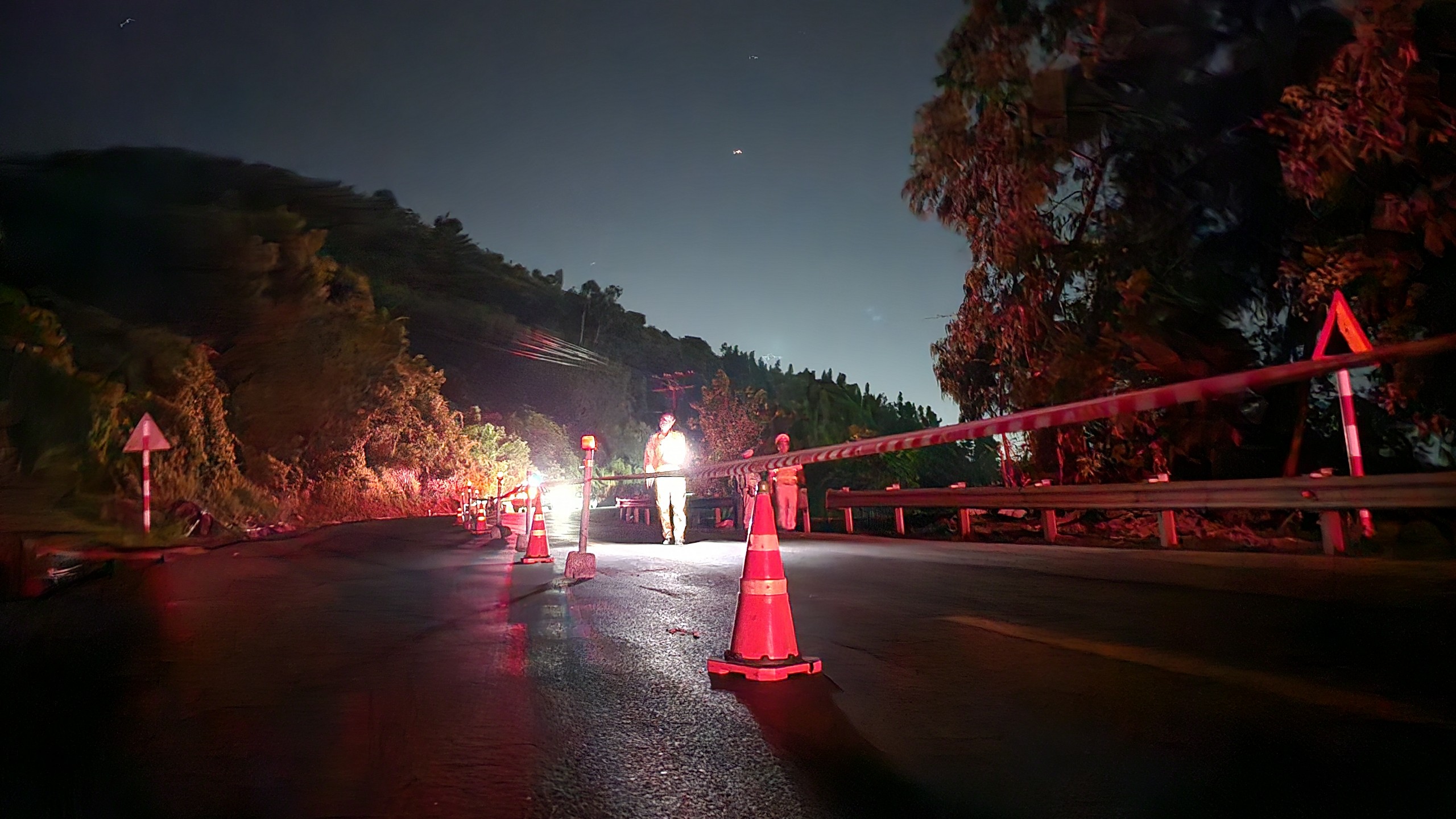 Sạt lở hầm đường sắt Bãi Gió: Xuất hiện hố sụt lộ thiên trên sườn núi Đèo Cả- Ảnh 6.