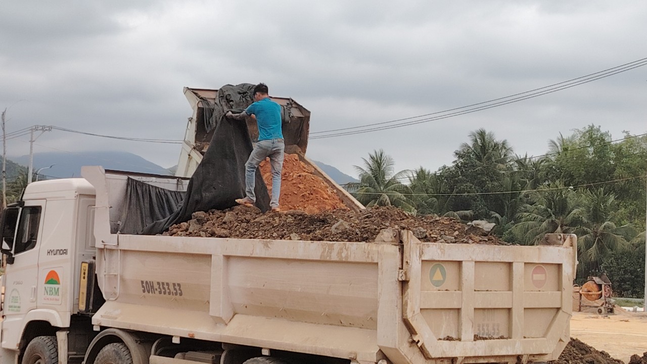 Video: Xe ben chở đất cơi nới thành thùng, có dấu hiệu quá tải 