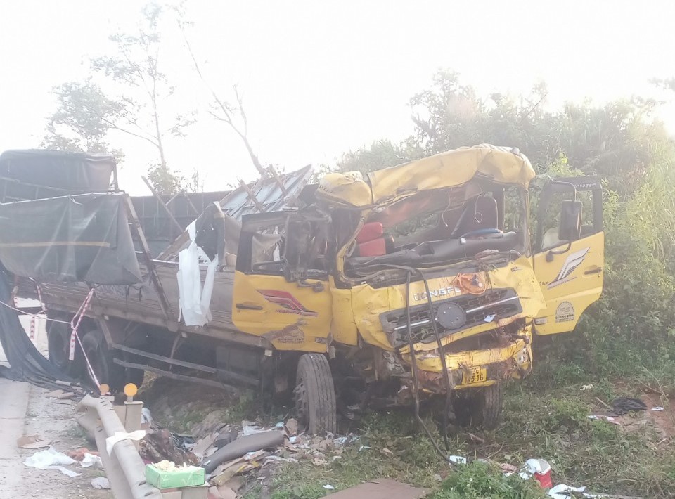 Hiện trường ô tô tải tự lao xuống cống ở đèo Lò Xo, 2 người tử vong- Ảnh 6. Hiện trường ô tô tải tự lao xuống cống ở đèo Lò Xo, 2 người tử vong- Ảnh 6.