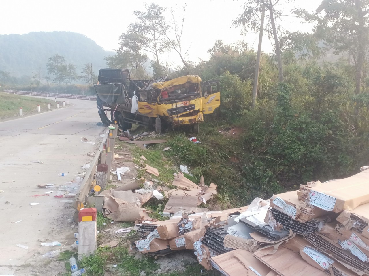 Hiện trường ô tô tải tự lao xuống cống ở đèo Lò Xo, 2 người tử vong- Ảnh 8. Hiện trường ô tô tải tự lao xuống cống ở đèo Lò Xo, 2 người tử vong- Ảnh 8.