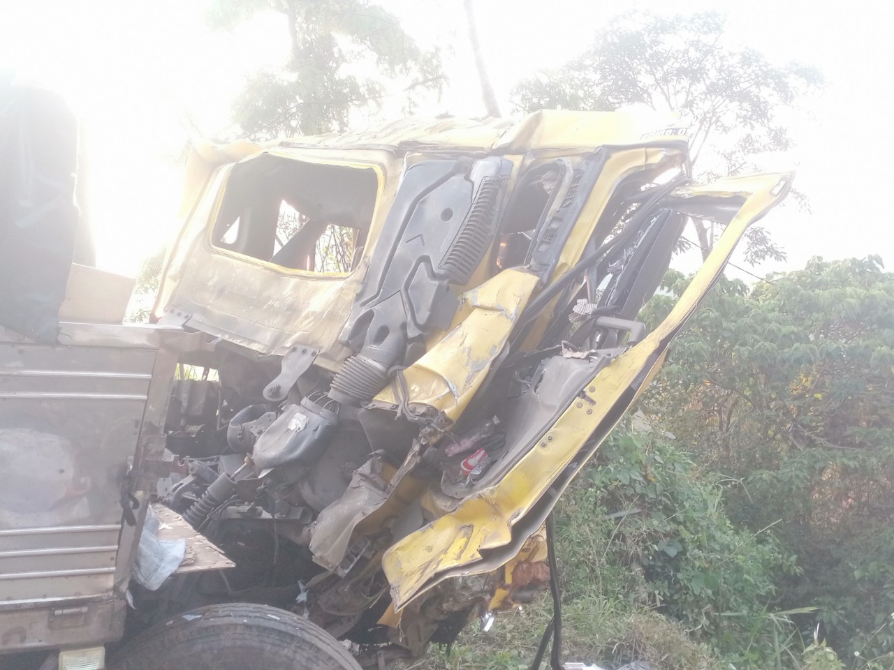 Hiện trường ô tô tải tự lao xuống cống ở đèo Lò Xo, 2 người tử vong- Ảnh 9. Hiện trường ô tô tải tự lao xuống cống ở đèo Lò Xo, 2 người tử vong- Ảnh 9.