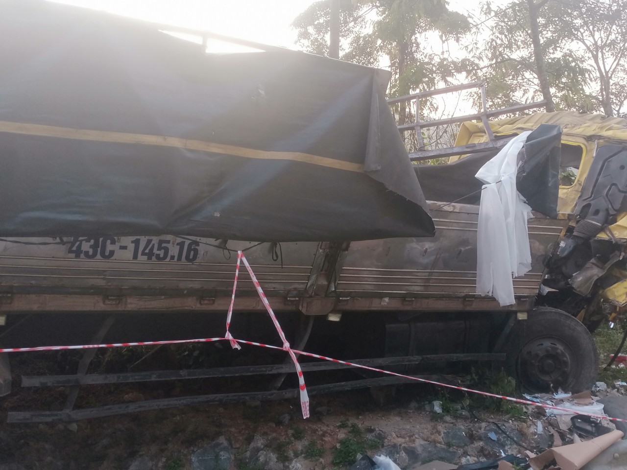 Hiện trường ô tô tải tự lao xuống cống ở đèo Lò Xo, 2 người tử vong- Ảnh 10. Hiện trường ô tô tải tự lao xuống cống ở đèo Lò Xo, 2 người tử vong- Ảnh 10.