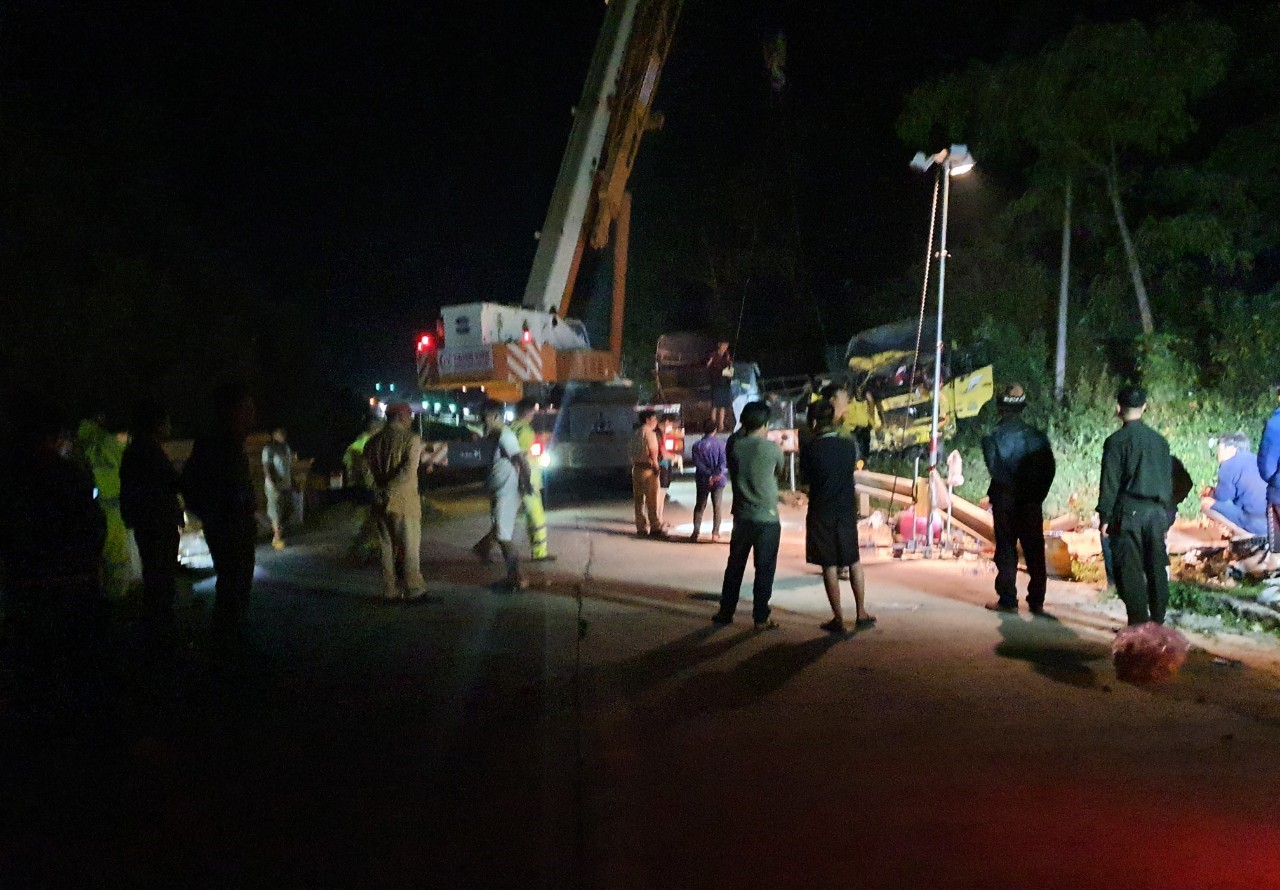 Hiện trường ô tô tải tự lao xuống cống ở đèo Lò Xo, 2 người tử vong- Ảnh 1. Hiện trường ô tô tải tự lao xuống cống ở đèo Lò Xo, 2 người tử vong- Ảnh 1.