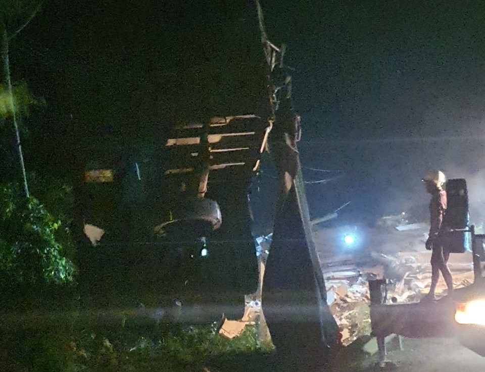 Hiện trường ô tô tải tự lao xuống cống ở đèo Lò Xo, 2 người tử vong- Ảnh 3. Hiện trường ô tô tải tự lao xuống cống ở đèo Lò Xo, 2 người tử vong- Ảnh 3.