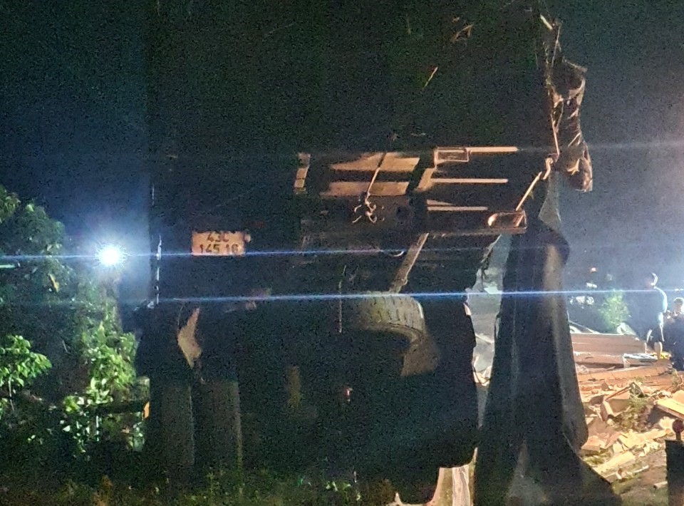 Hiện trường ô tô tải tự lao xuống cống ở đèo Lò Xo, 2 người tử vong- Ảnh 4. Hiện trường ô tô tải tự lao xuống cống ở đèo Lò Xo, 2 người tử vong- Ảnh 4.