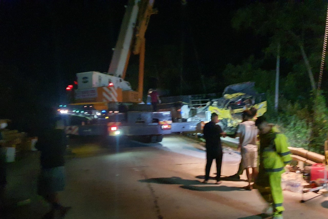 Hiện trường ô tô tải tự lao xuống cống ở đèo Lò Xo, 2 người tử vong- Ảnh 2. Hiện trường ô tô tải tự lao xuống cống ở đèo Lò Xo, 2 người tử vong- Ảnh 2.