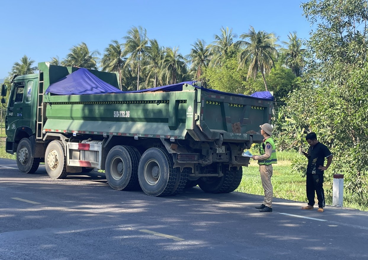 CSGT Phú Yên phát hiện, xử lý xe ben cơi nới kích thước thành thùng- Ảnh 6.
