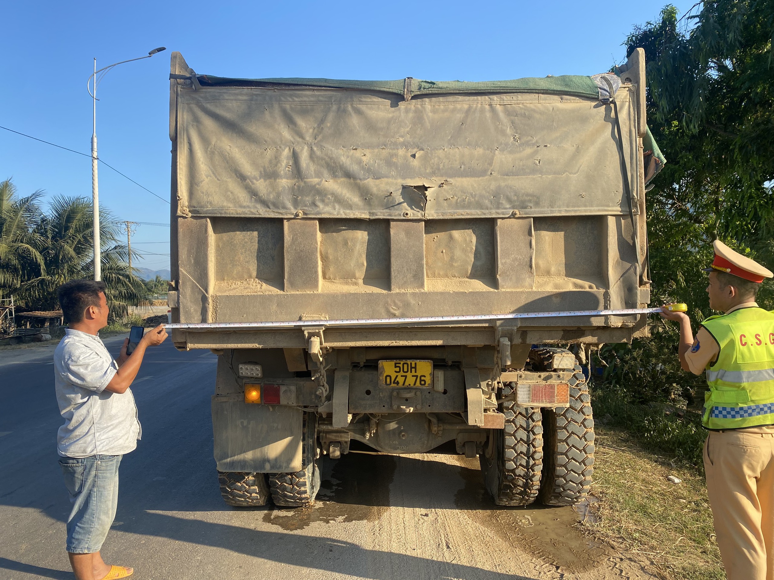 CSGT Phú Yên phát hiện, xử lý xe ben cơi nới kích thước thành thùng- Ảnh 4.