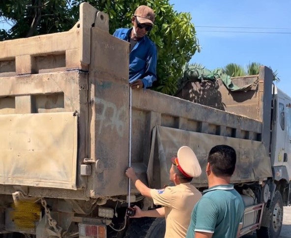 CSGT Phú Yên phát hiện, xử lý xe ben cơi nới kích thước thành thùng- Ảnh 1.