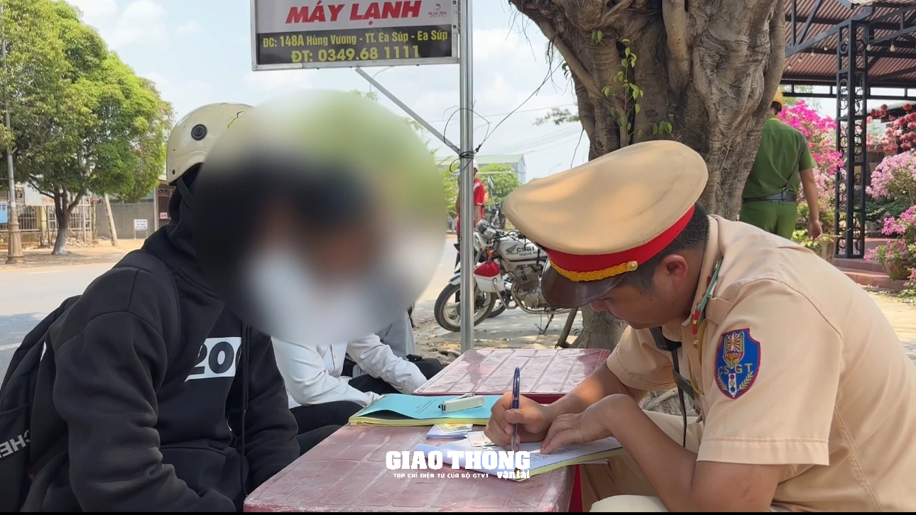 CSGT Đắk Lắk xử lý tình trạng học sinh điều khiển xe máy vi phạm pháp luật về trật tự ATGT- Ảnh 4.