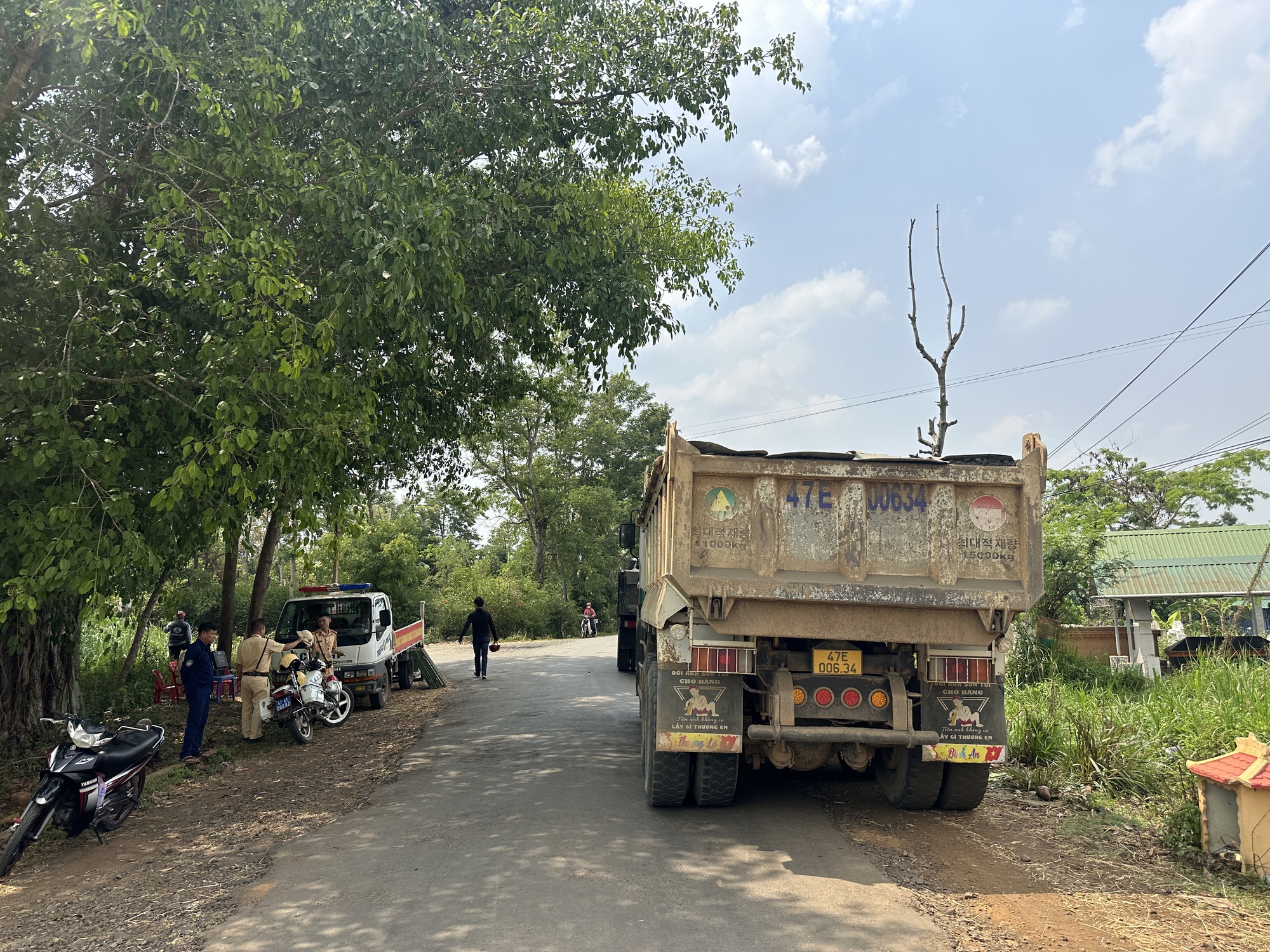 CSGT tỉnh Đắk Lắk tăng cường xử lý xe quá tải sau phản ánh của Tạp chí Giao thông vận tải- Ảnh 3.