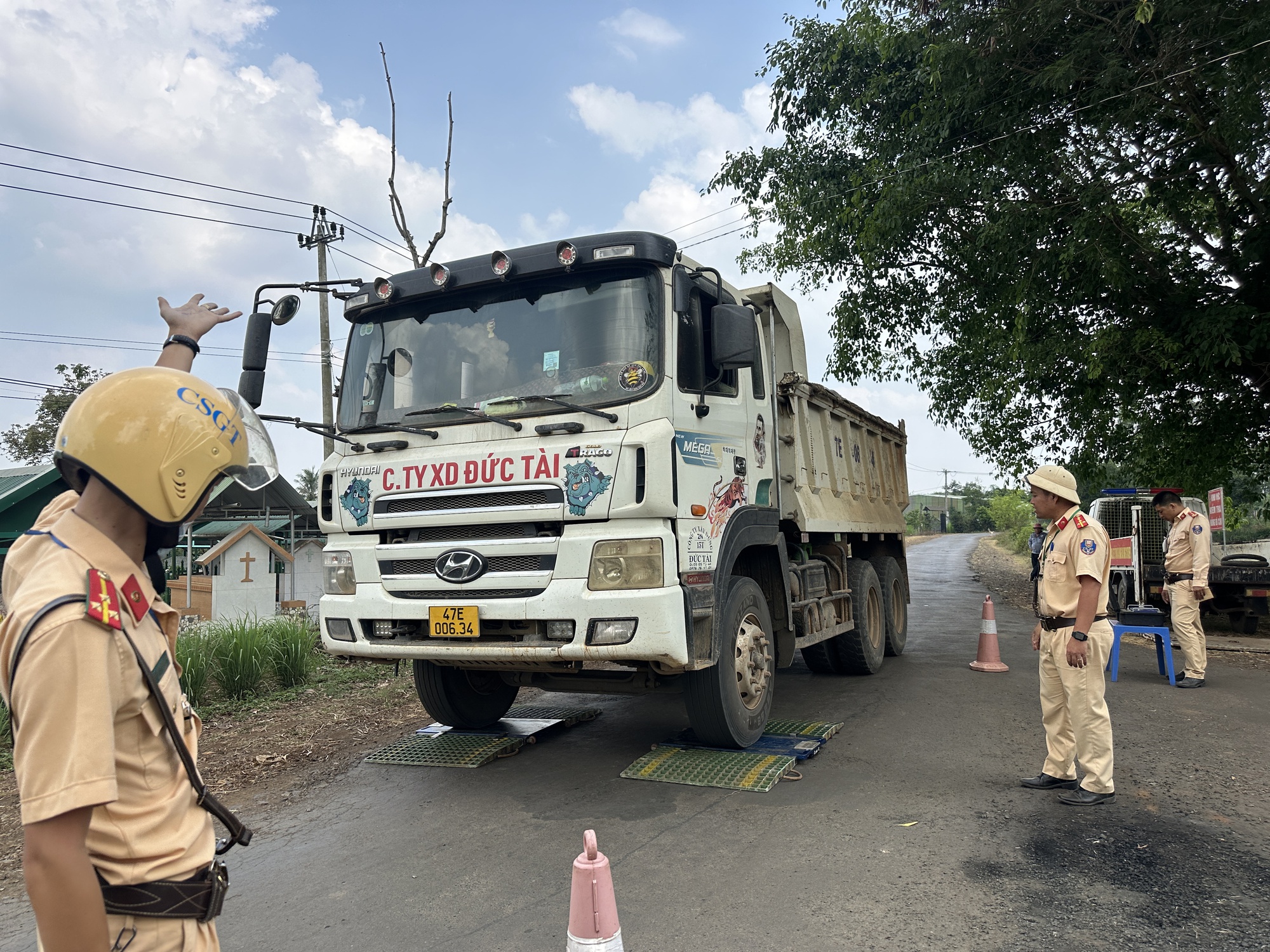 CSGT tỉnh Đắk Lắk tăng cường xử lý xe quá tải sau phản ánh của Tạp chí Giao thông vận tải- Ảnh 1.
