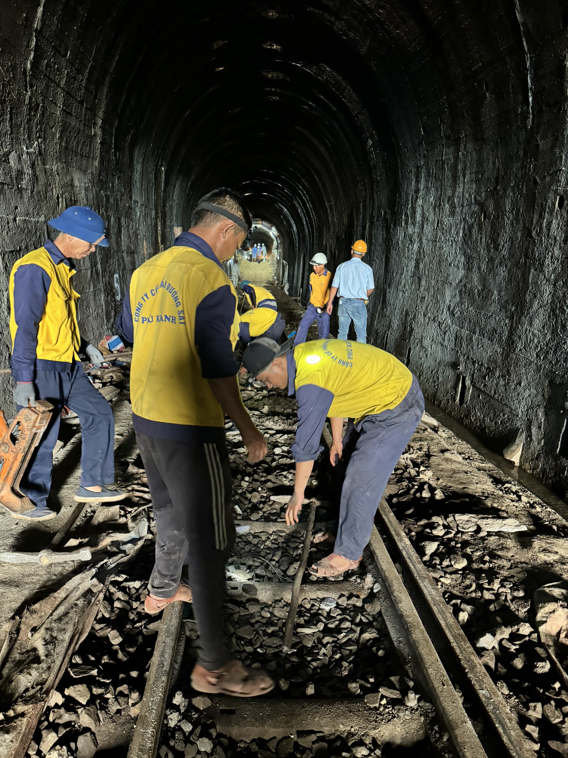 Dự kiến 17h hôm nay (21/4) thông tàu qua hầm Bãi Gió - Ảnh 1.