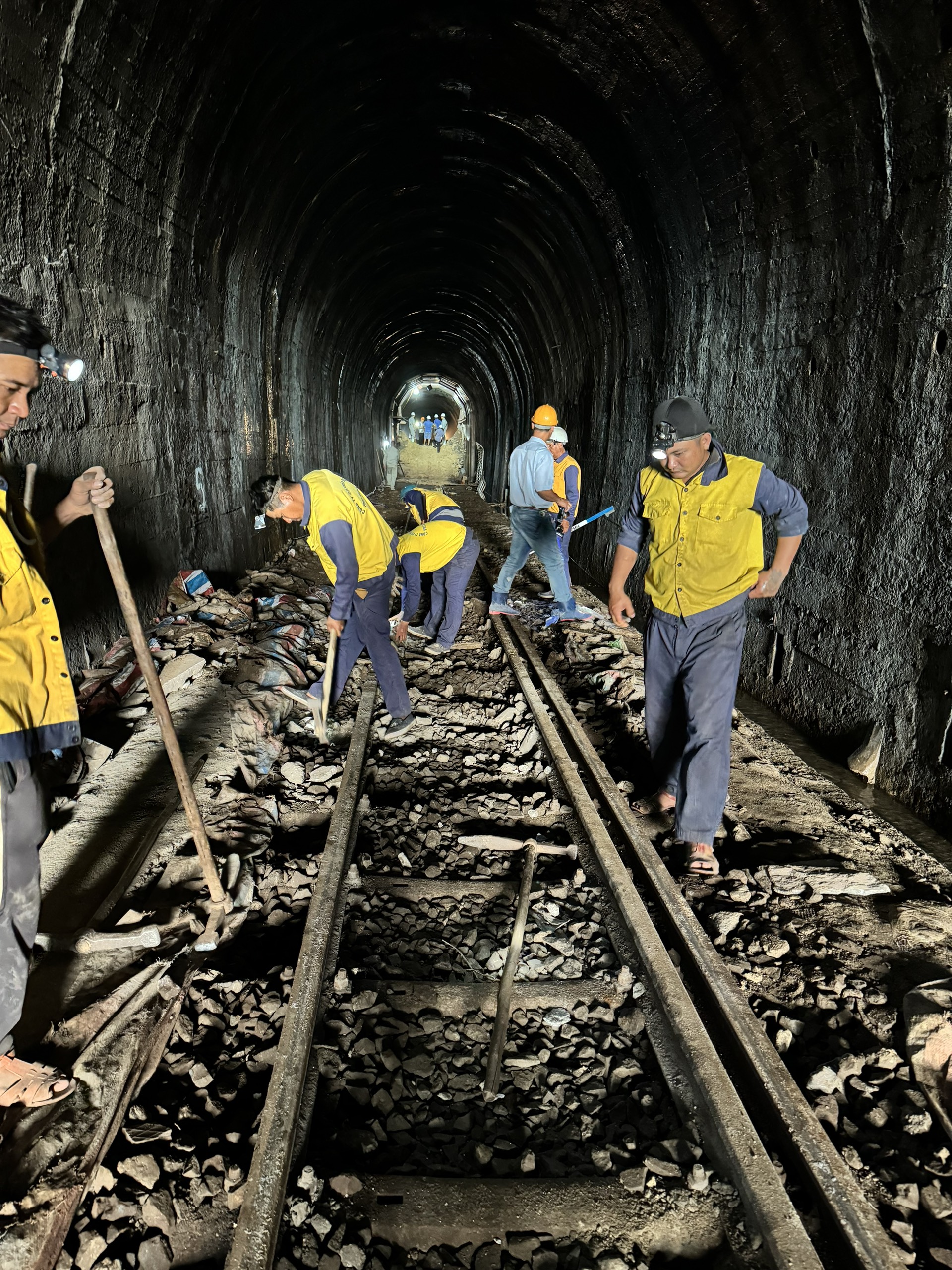 Dự kiến 17h hôm nay (21/4) thông tàu qua hầm Bãi Gió - Ảnh 2.