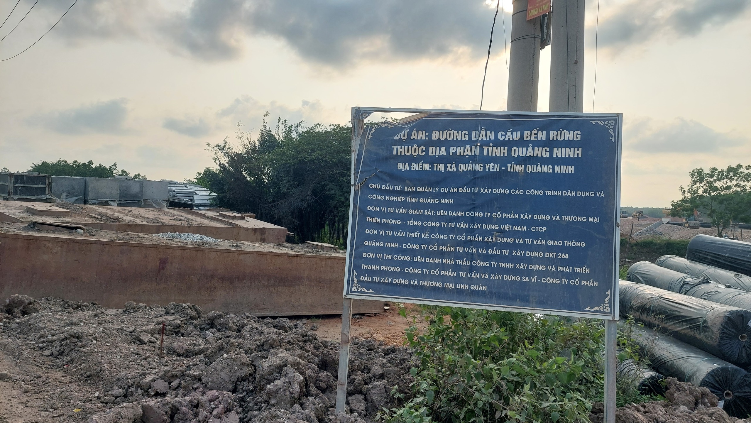 Quảng Ninh: Dự án đường dẫn cầu Bến Rừng sử dụng nhiều xe cơi thùng, không đăng kiểm để thi công- Ảnh 13. Quảng Ninh: Dự án đường dẫn cầu Bến Rừng sử dụng nhiều xe cơi thùng, không đăng kiểm để thi công- Ảnh 13.