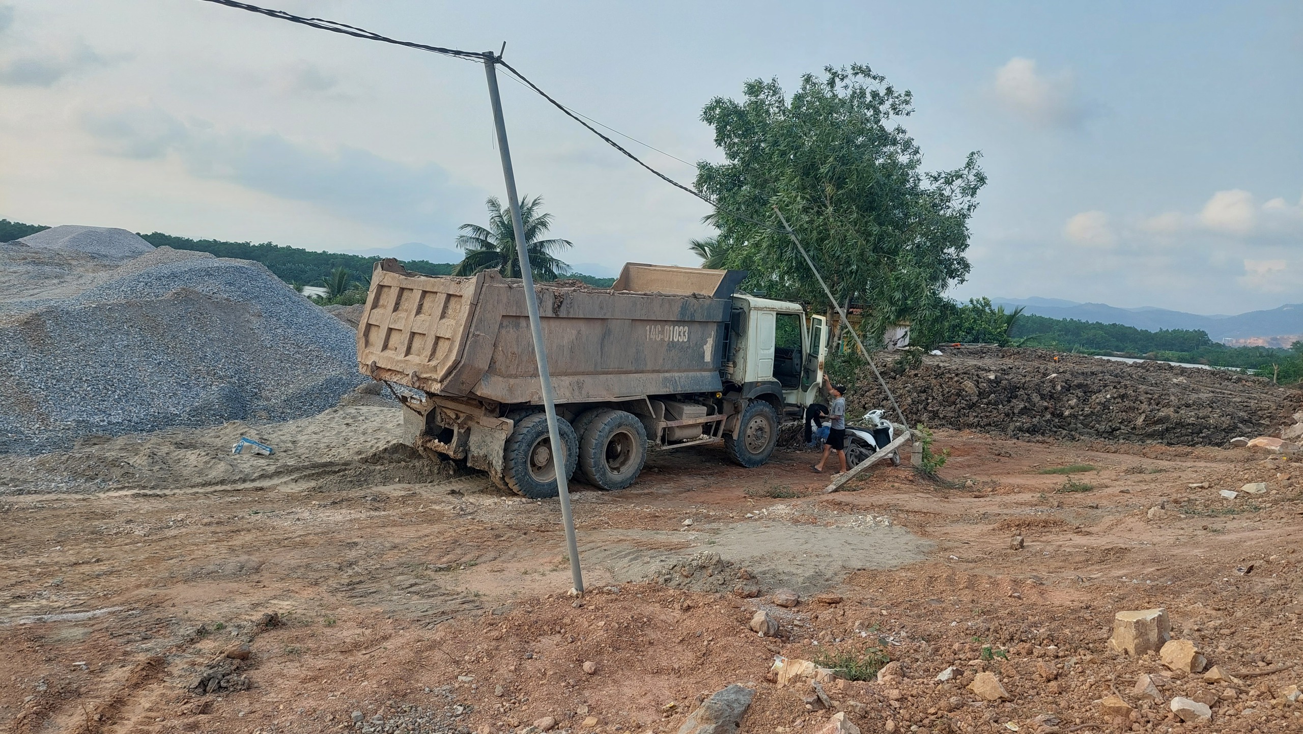 Quảng Ninh: Dự án đường dẫn cầu Bến Rừng sử dụng nhiều xe cơi thùng, không đăng kiểm để thi công- Ảnh 7. Quảng Ninh: Dự án đường dẫn cầu Bến Rừng sử dụng nhiều xe cơi thùng, không đăng kiểm để thi công- Ảnh 7.