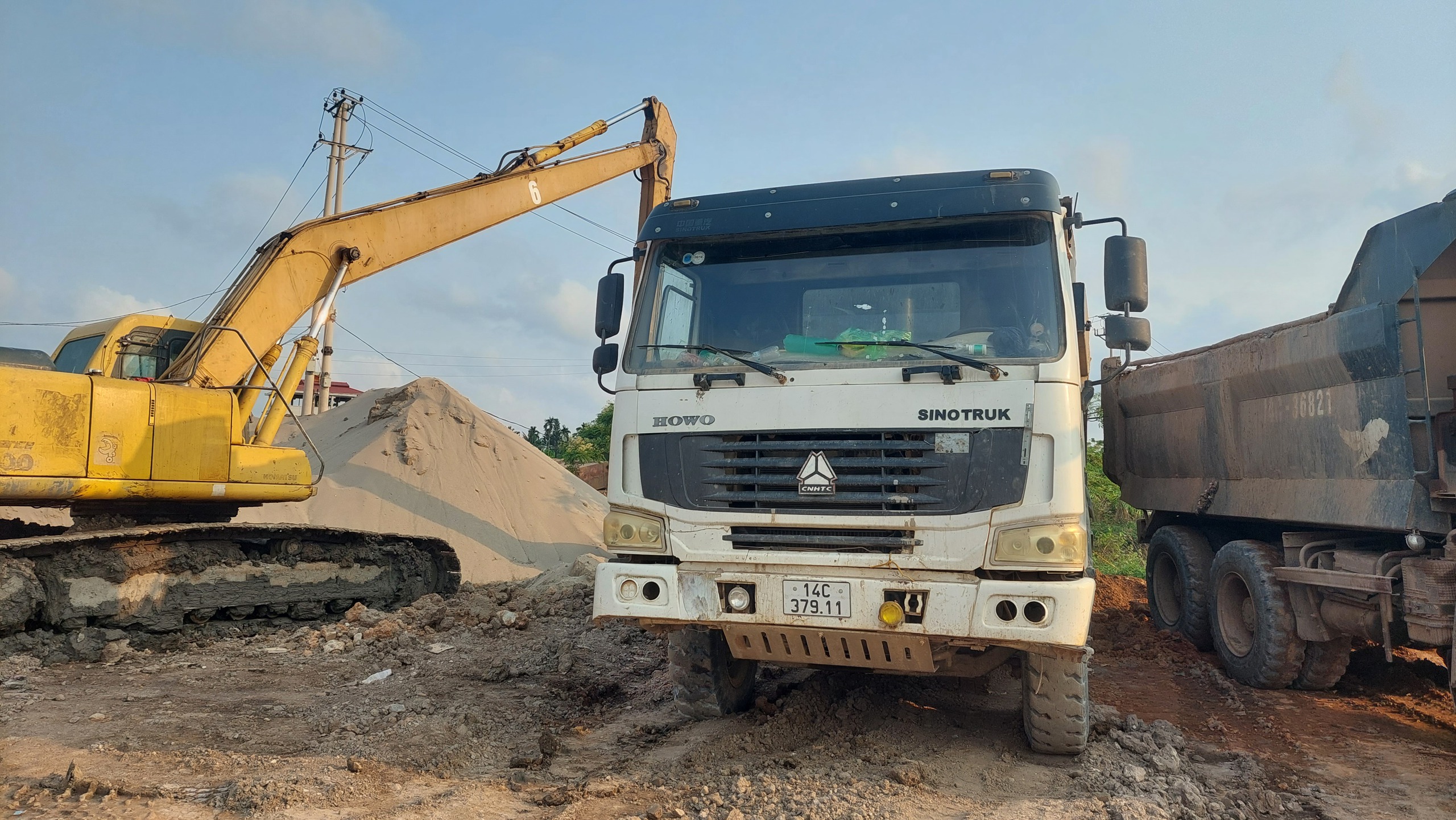 Quảng Ninh: Dự án đường dẫn cầu Bến Rừng sử dụng nhiều xe cơi thùng, không đăng kiểm để thi công- Ảnh 5. Quảng Ninh: Dự án đường dẫn cầu Bến Rừng sử dụng nhiều xe cơi thùng, không đăng kiểm để thi công- Ảnh 5.