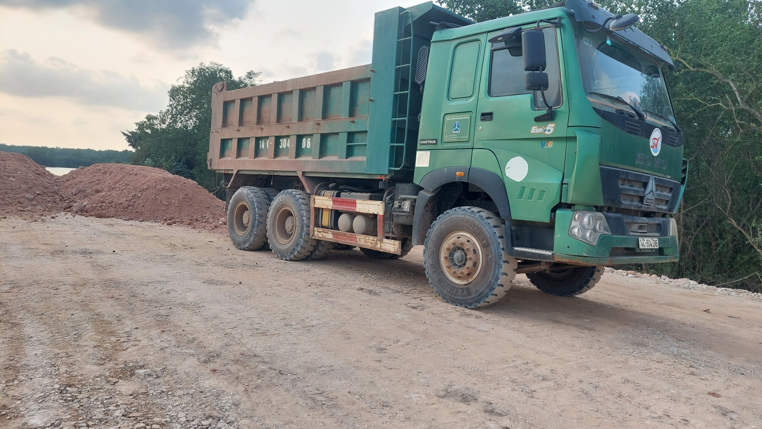 Quảng Ninh: Dự án đường dẫn cầu Bến Rừng sử dụng nhiều xe cơi thùng, không đăng kiểm để thi công- Ảnh 3. Quảng Ninh: Dự án đường dẫn cầu Bến Rừng sử dụng nhiều xe cơi thùng, không đăng kiểm để thi công- Ảnh 3.