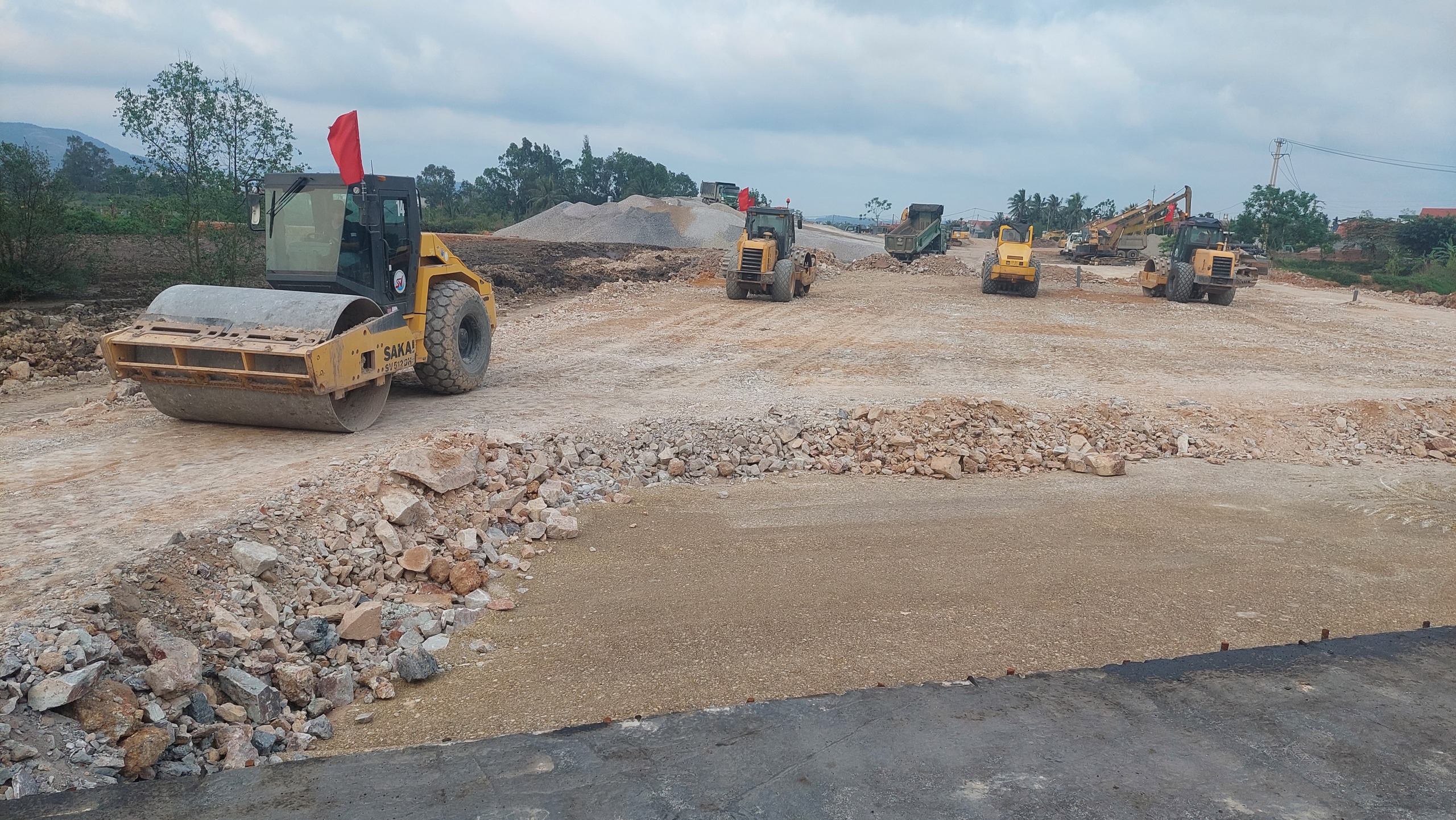 Quảng Ninh: Dự án đường dẫn cầu Bến Rừng sử dụng nhiều xe cơi thùng, không đăng kiểm để thi công- Ảnh 15. Quảng Ninh: Dự án đường dẫn cầu Bến Rừng sử dụng nhiều xe cơi thùng, không đăng kiểm để thi công- Ảnh 15.