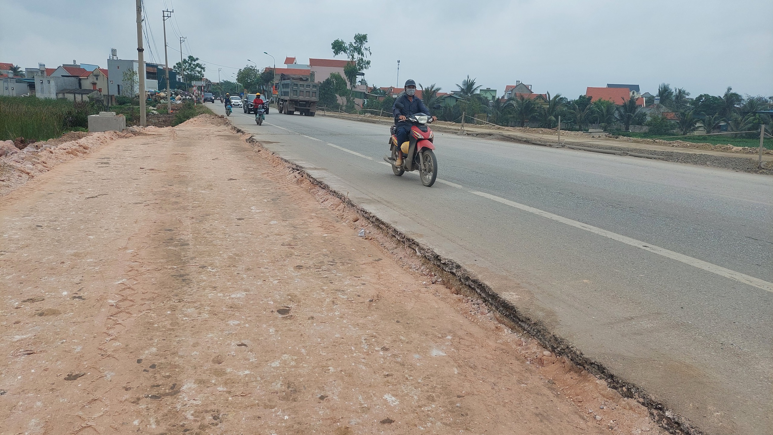 Quảng Ninh: Dự án đường dẫn cầu Bến Rừng sử dụng nhiều xe cơi thùng, không đăng kiểm để thi công- Ảnh 1. Quảng Ninh: Dự án đường dẫn cầu Bến Rừng sử dụng nhiều xe cơi thùng, không đăng kiểm để thi công- Ảnh 1.