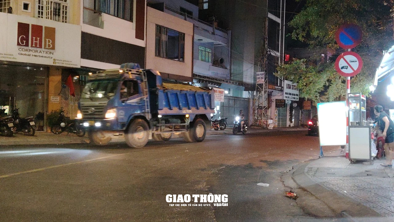 Xe ben chở đất chạy 