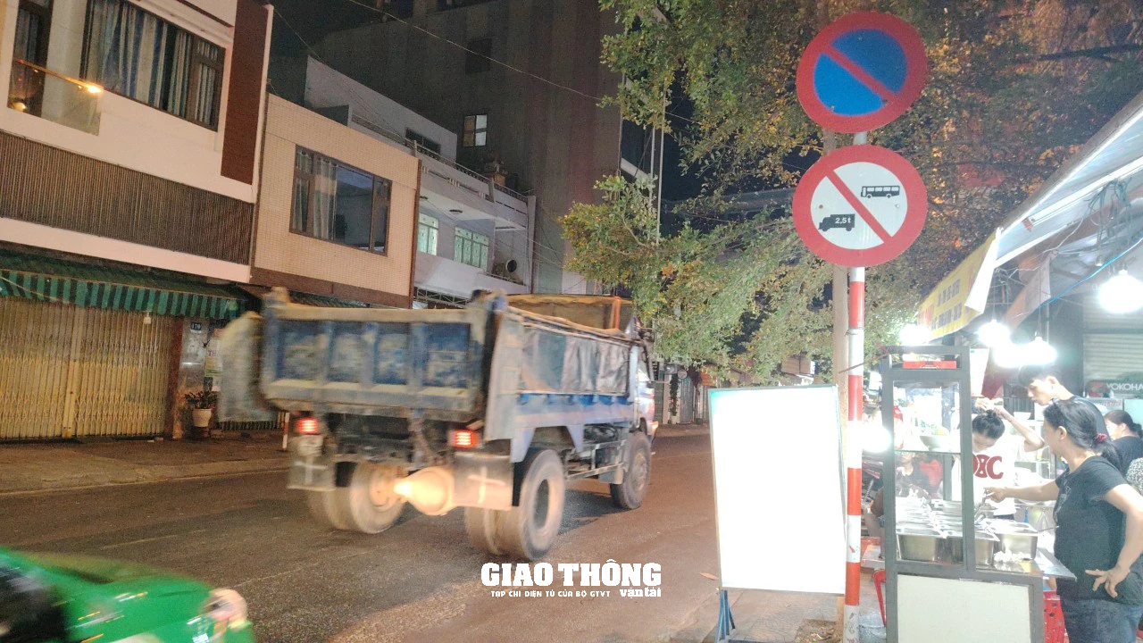 Xe ben chở đất chạy 