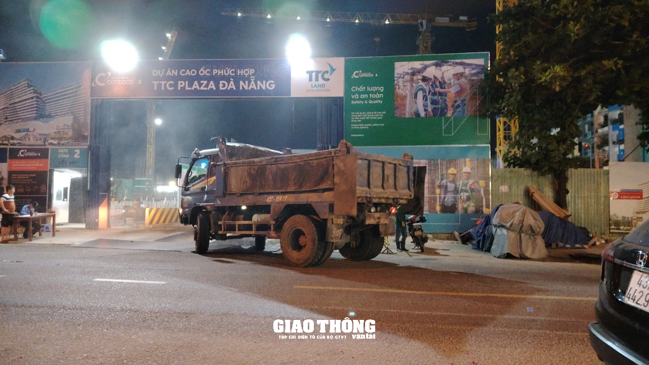 Xe ben chở đất chạy 