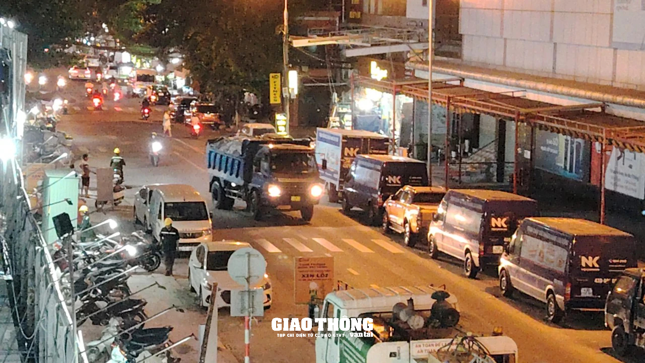 Xe ben chở đất chạy 