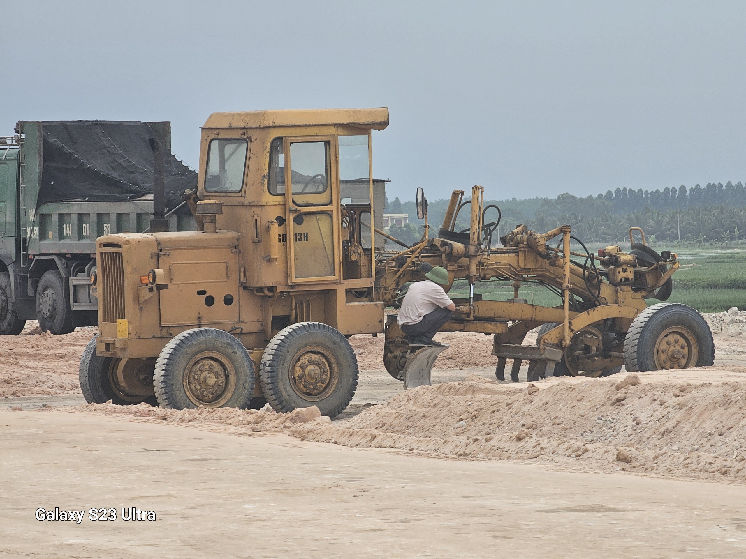 Quảng Ninh: Dự án đường dẫn cầu Bến Rừng sử dụng nhiều xe cơi thùng, không đăng kiểm để thi công- Ảnh 11. Quảng Ninh: Dự án đường dẫn cầu Bến Rừng sử dụng nhiều xe cơi thùng, không đăng kiểm để thi công- Ảnh 11.