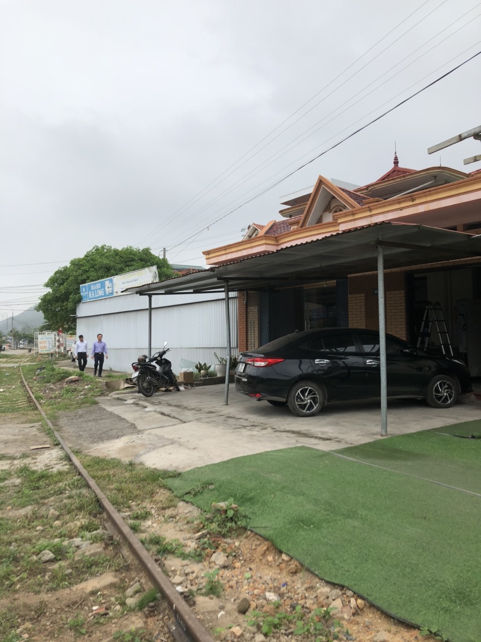 Hành lang tuyến đường sắt Kép – Hạ Long bị xâm phạm- Ảnh 2. Hành lang tuyến đường sắt Kép – Hạ Long bị xâm phạm- Ảnh 2.