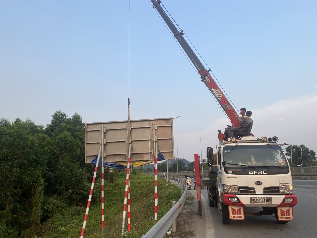 Bổ sung lắp đặt biển báo tại các trạm dừng nghỉ- Ảnh 1. Bổ sung lắp đặt biển báo tại các trạm dừng nghỉ- Ảnh 1.