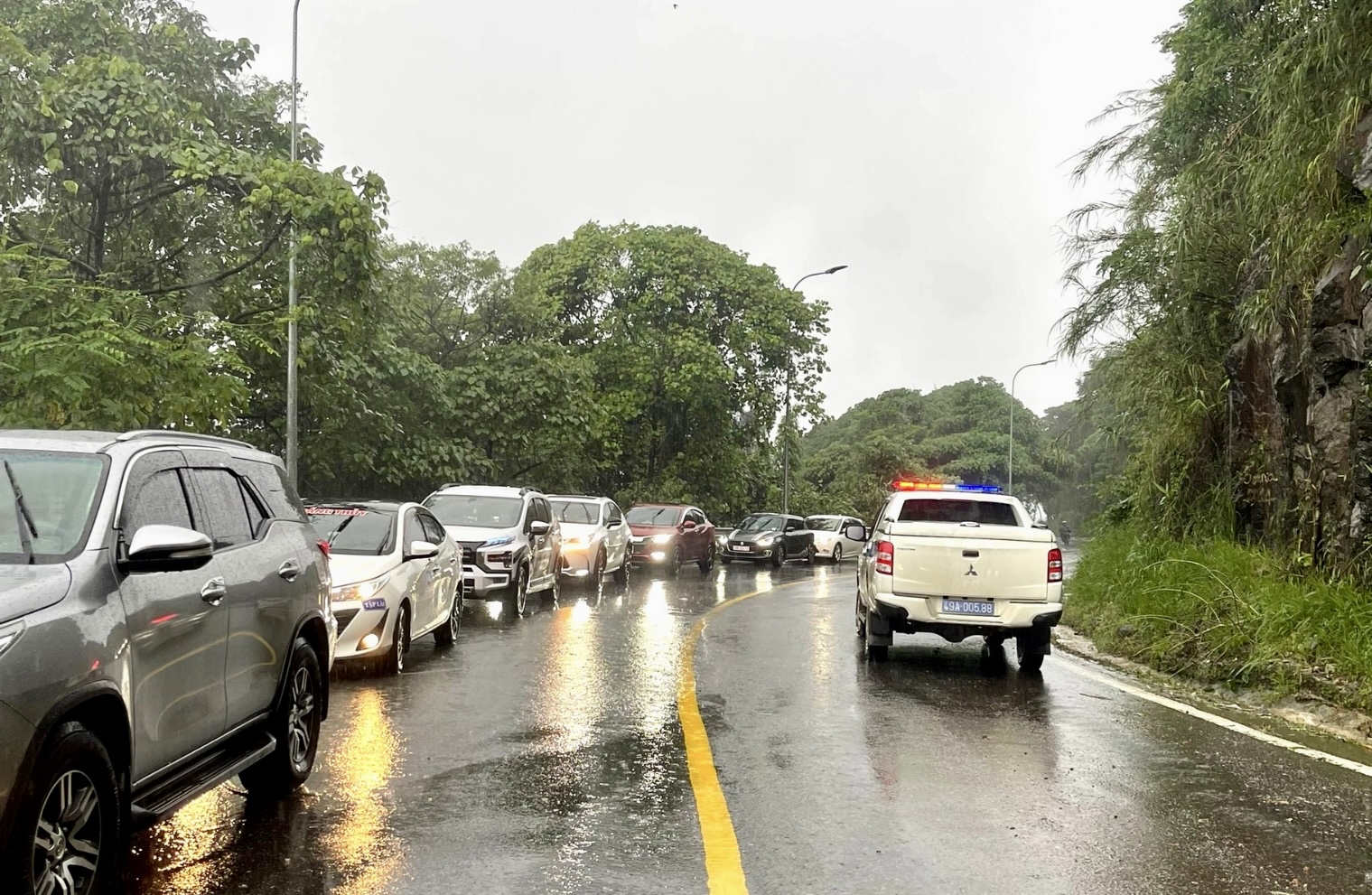 Lâm Đồng phân luồng giao thông qua đèo Prenn, Mimosa và Bảo Lộc cao điểm nghỉ lễ 30/4 và 1/5 thế nào?- Ảnh 1.