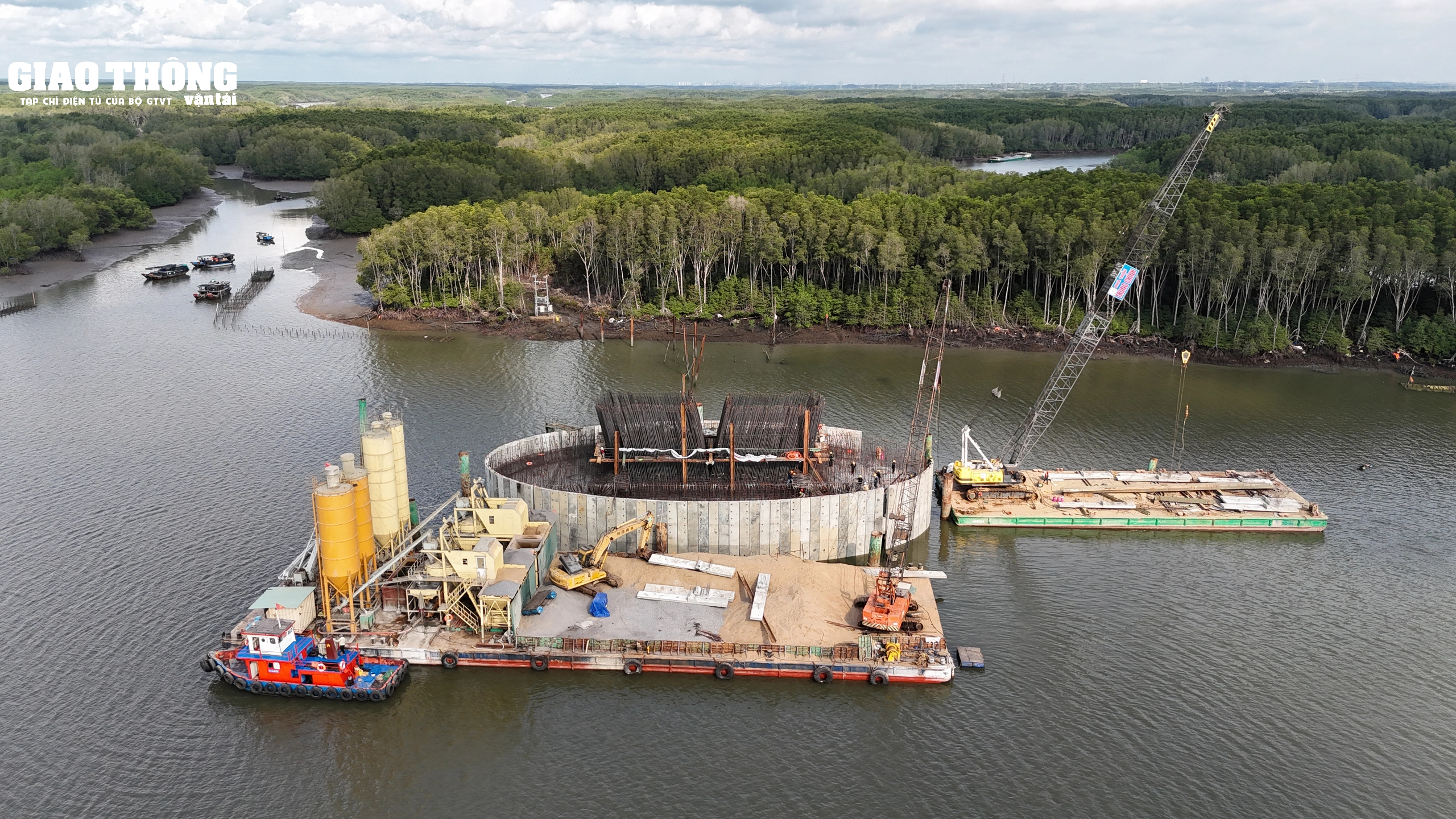 Lắp nhịp dầm đầu tiên tại dự án cầu Phước An- Ảnh 1.