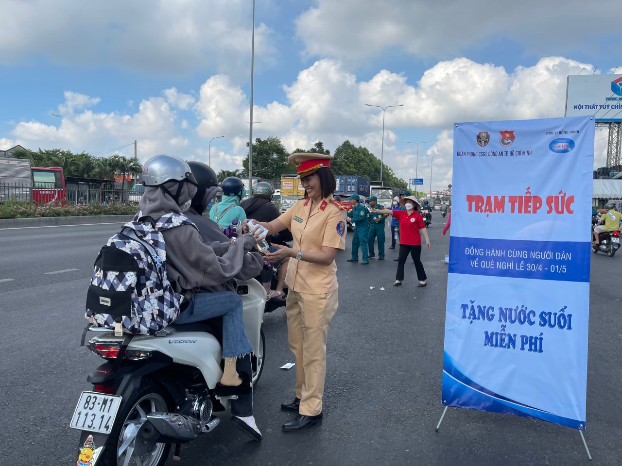 TP. HCM tặng nước suối, khăn lạnh tiếp sức cho người dân về quê dịp 30/4 và 1/5- Ảnh 2.