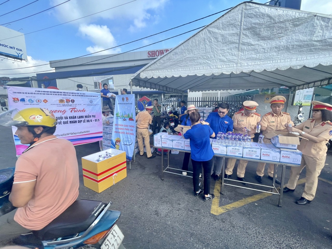 TP. HCM tặng nước suối, khăn lạnh tiếp sức cho người dân về quê dịp 30/4 và 1/5- Ảnh 1.