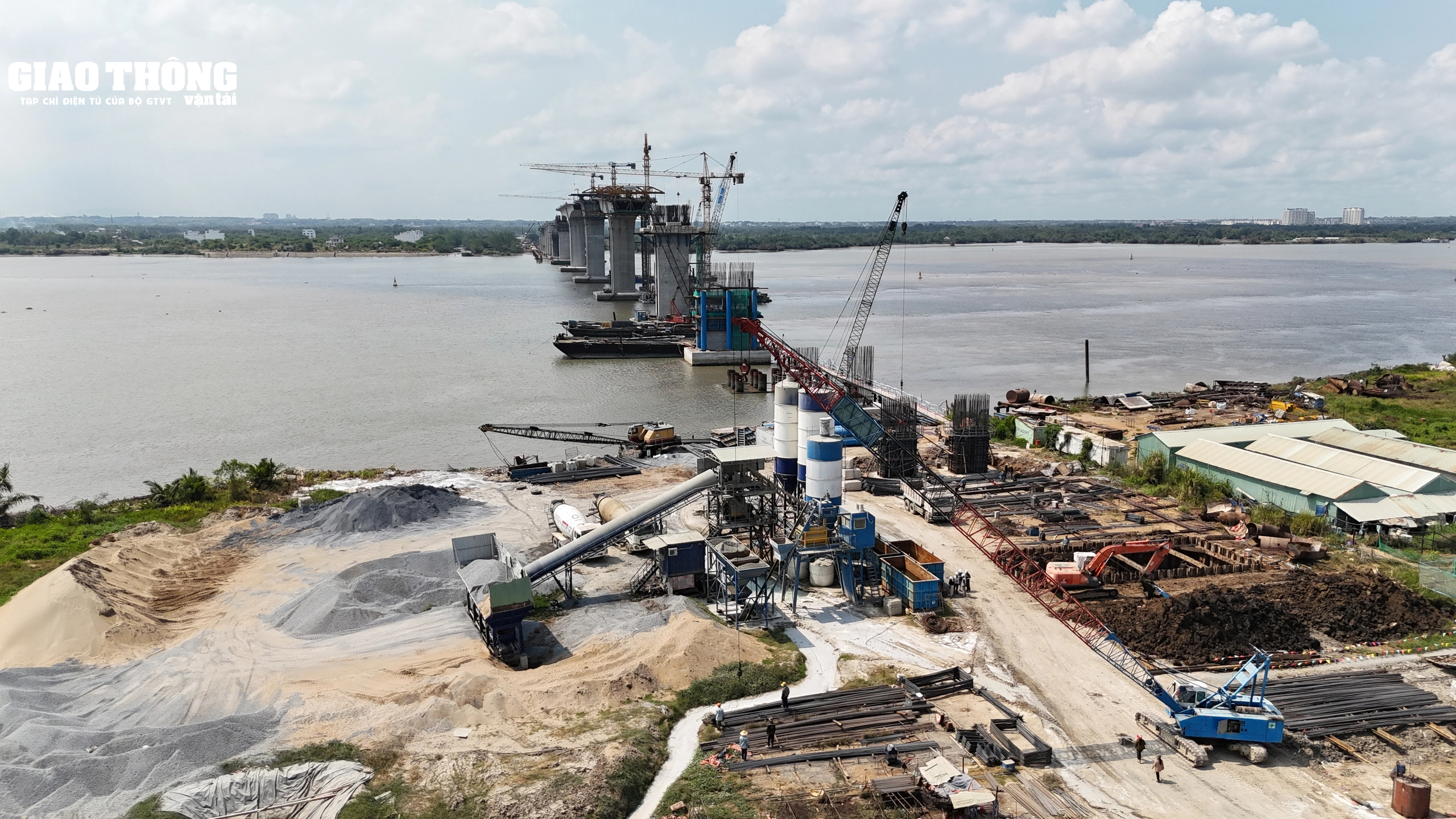 Cận cảnh cầu Tân Vạn - Nhơn Trạch thi công xuyên lễ- Ảnh 2.