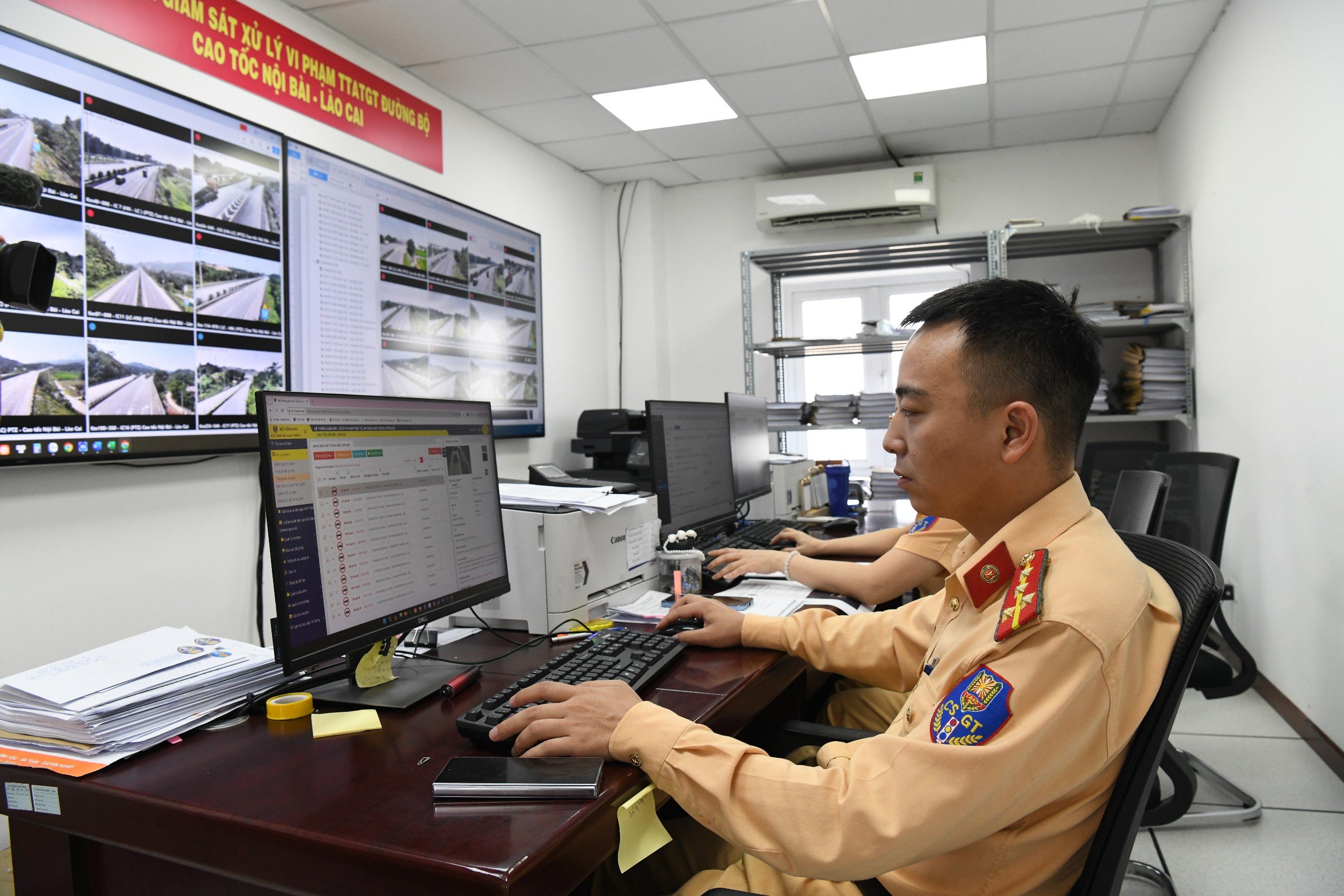 CSGT căng mình đảm bảo giao thông ngày đầu nghỉ lễ 30/4-1/5- Ảnh 8.