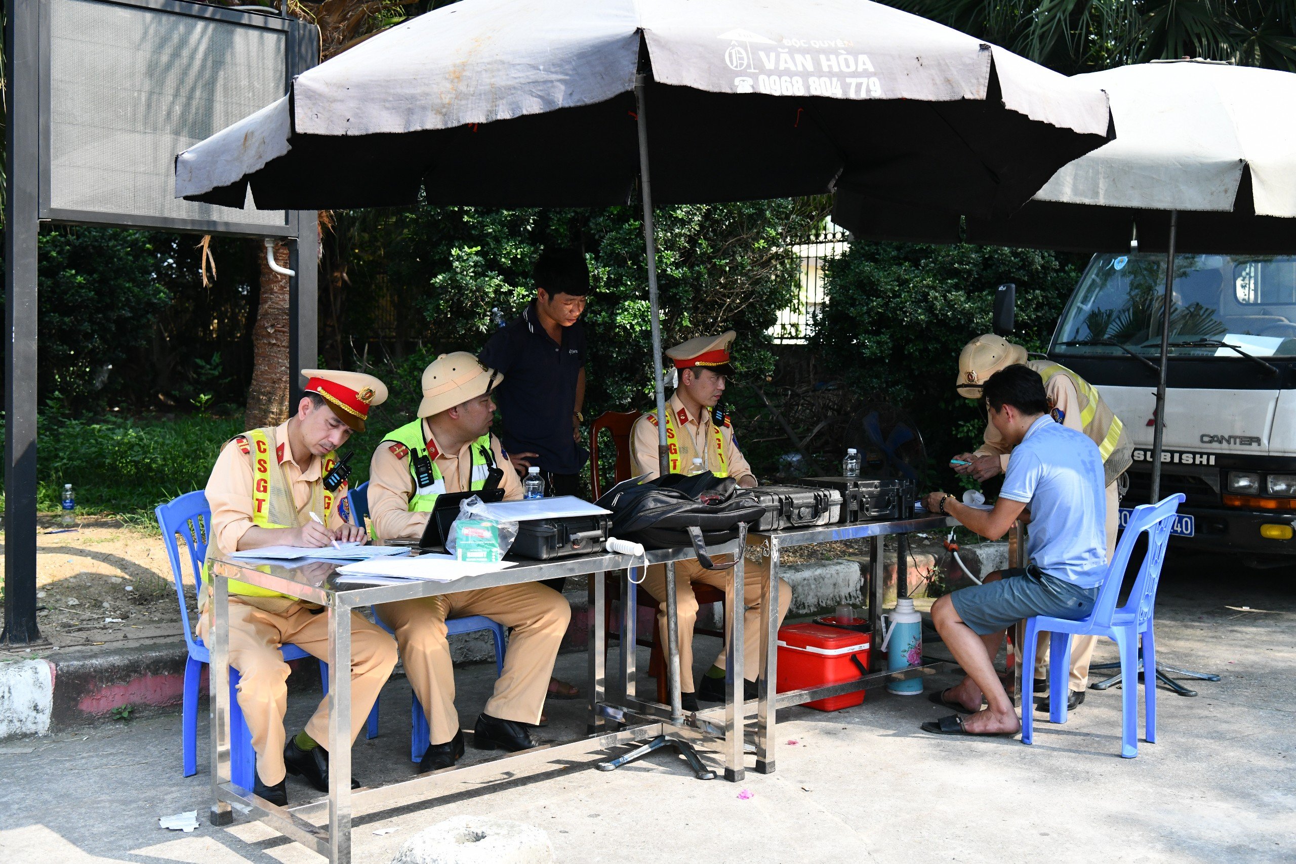 CSGT căng mình đảm bảo giao thông ngày đầu nghỉ lễ 30/4-1/5- Ảnh 9.