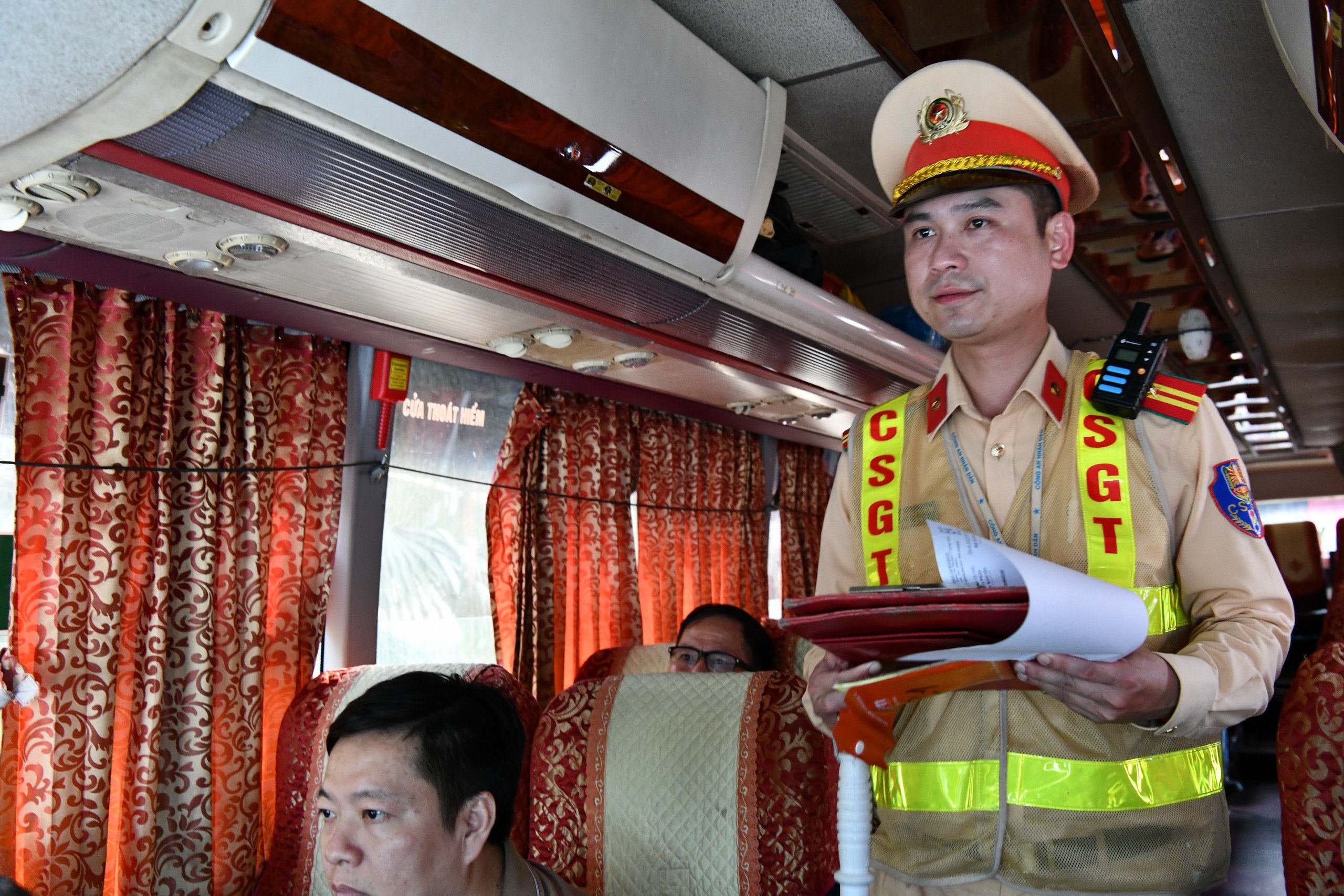 CSGT căng mình đảm bảo giao thông ngày đầu nghỉ lễ 30/4-1/5- Ảnh 5.