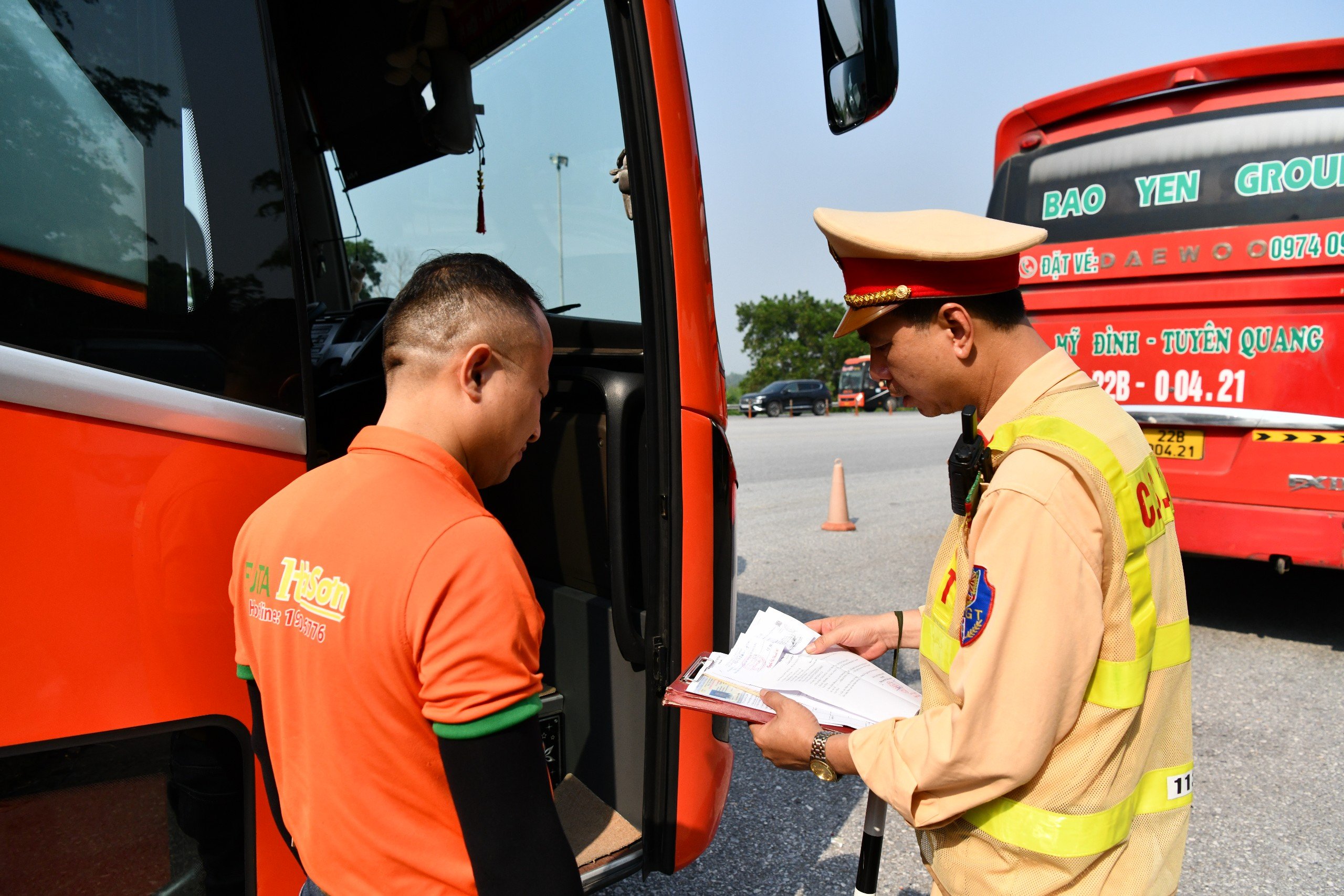 CSGT căng mình đảm bảo giao thông ngày đầu nghỉ lễ 30/4-1/5- Ảnh 7.