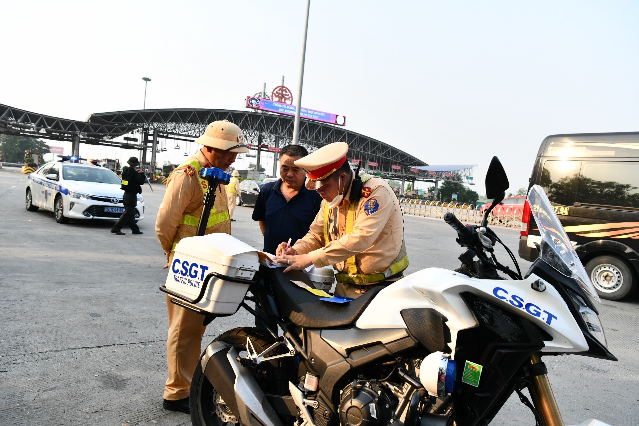 CSGT căng mình đảm bảo giao thông ngày đầu nghỉ lễ 30/4-1/5- Ảnh 6.